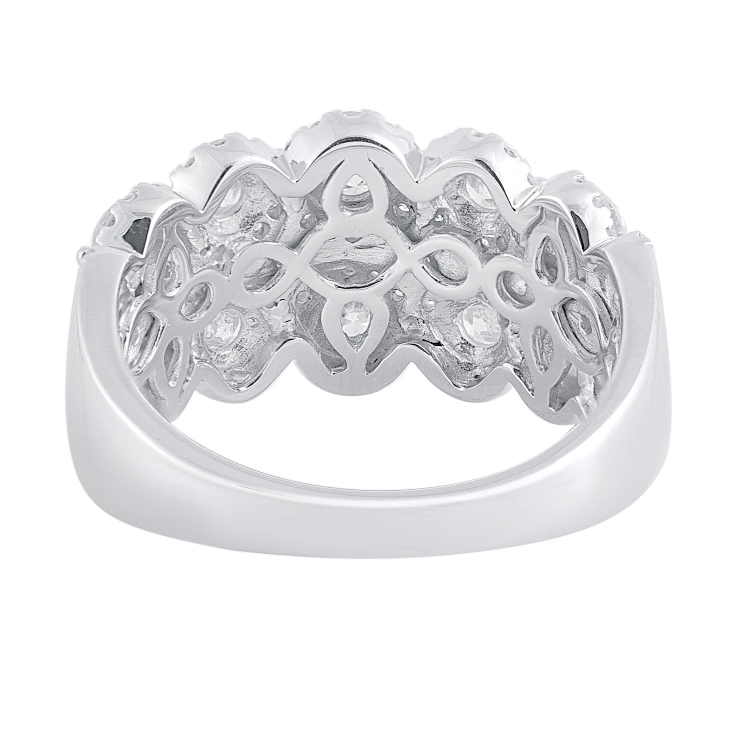 Realmente exquisito, este anillo de compromiso de diamantes será admirado por la belleza y elegancia clásicas inherentes a su diseño. Este anillo está bellamente elaborado en oro blanco de 14 quilates e incrustado con 144 diamantes redondos de talla