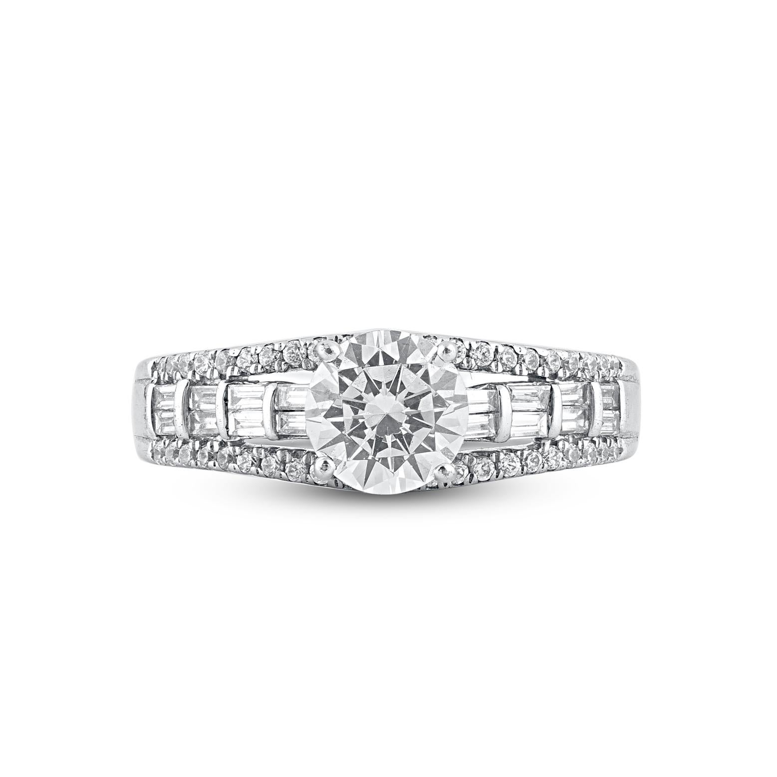 Faites forte impression et scellez vos vœux avec cette bague de fiançailles. Magnifiquement conçu par nos experts en or blanc 14 carats et orné de 61 diamants de taille brillant, diamants ronds de taille unique et diamants de taille baguette montés