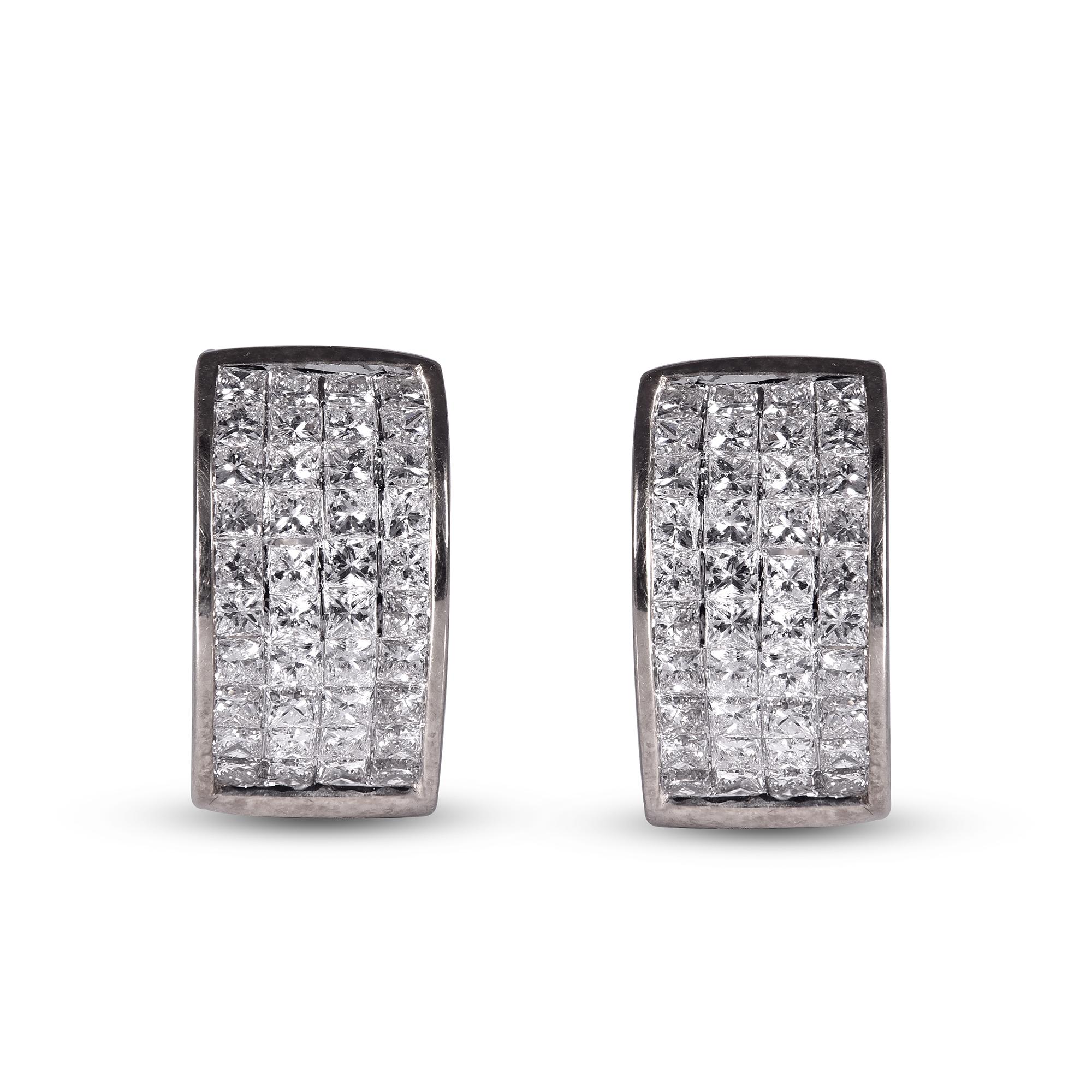 Complétant parfaitement son style classique, ces boucles d'oreilles huggie en diamant brillent avec votre bonheur à jamais. Ces boucles d'oreilles présentent des grappes de diamants éblouissants avec 80 diamants de taille princesse sertis en monture