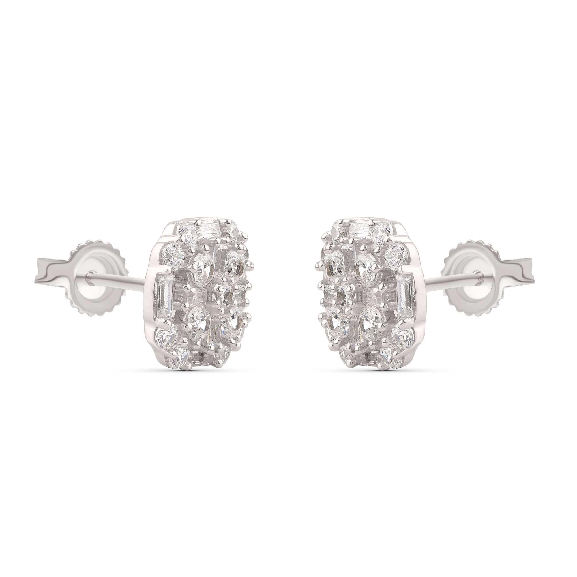 Questi classici orecchini con diamanti brillano grazie a 26 diamanti taglio brillante e 16 diamanti baguette incastonati e disegnati in oro bianco 18 carati. I diamanti sono classificati con colore H-I e purezza I2.  Questi orecchini a perno si