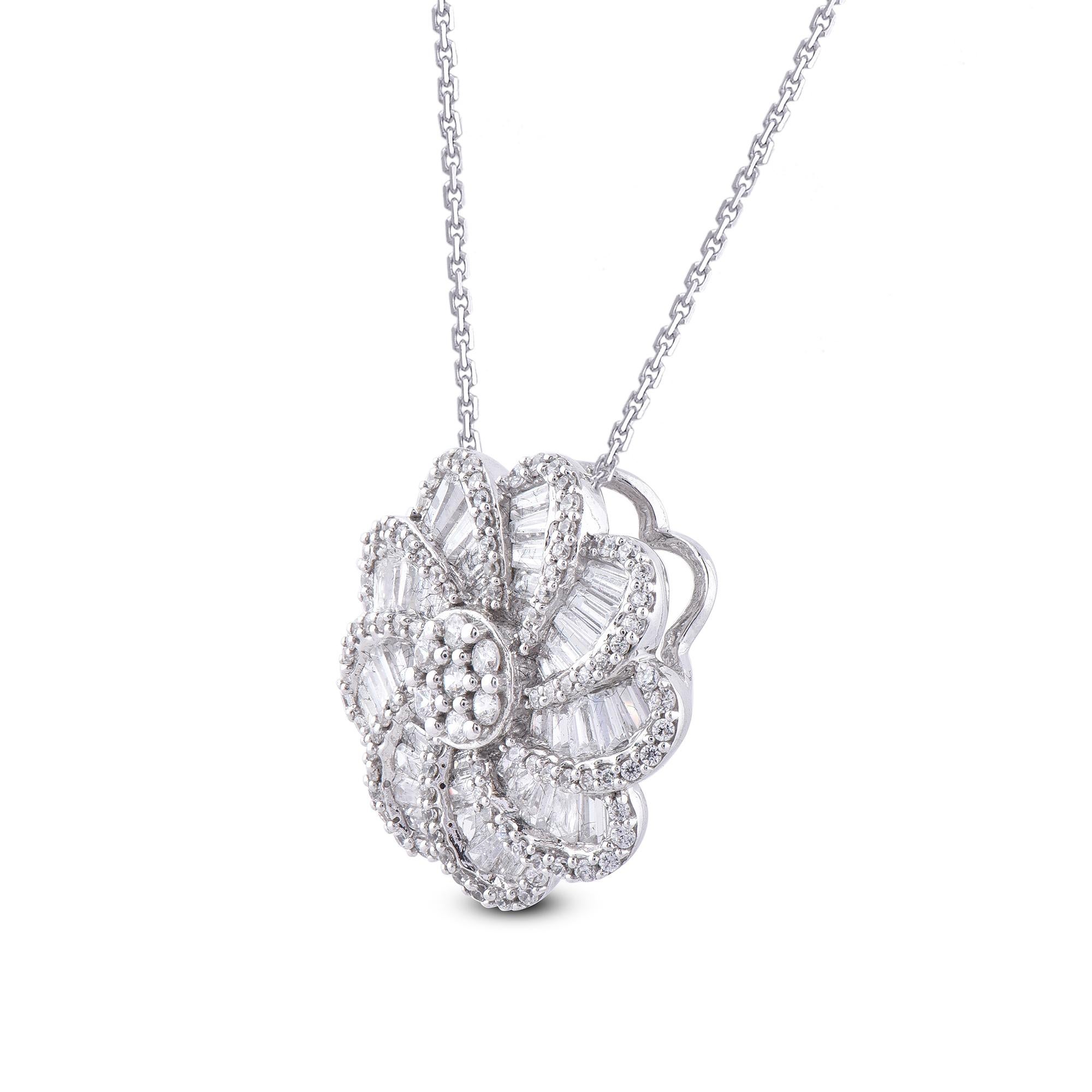 Dai un tocco di fascino al tuo look con questo ciondolo con diamante. Questa collana è realizzata in oro 14 carati, a scelta tra bianco, rosa o giallo, e presenta 106 diamanti rotondi e 45 diamanti taglio baguette con incastonatura a forchetta e a
