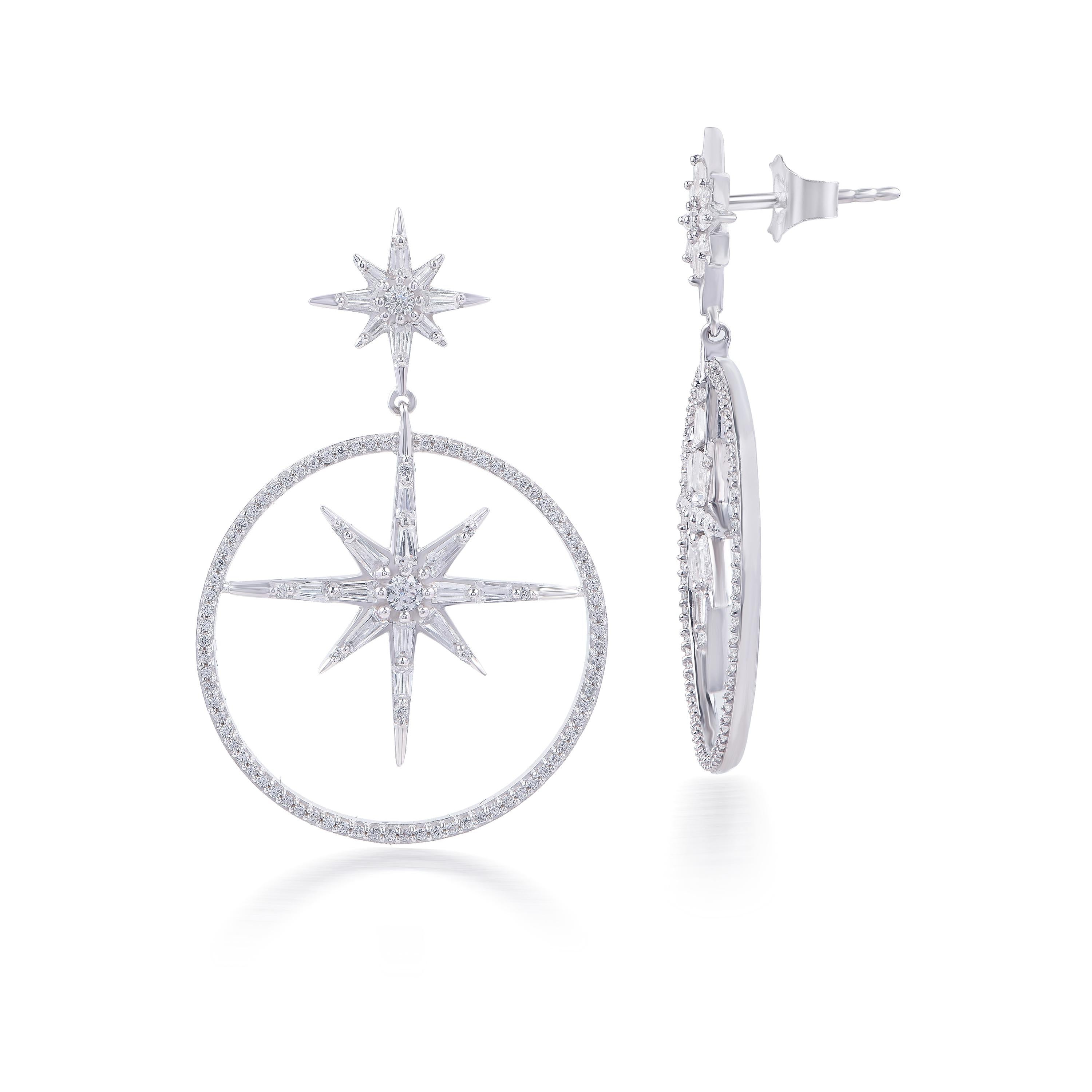 Questi orecchini pendenti abbagliano con 176 diamanti taglio brillante e 40 diamanti taglio baguette splendidamente incastonati e realizzati in oro bianco 18 carati. I diamanti sono classificati con colore H-I e purezza I2. 

Possiamo personalizzare