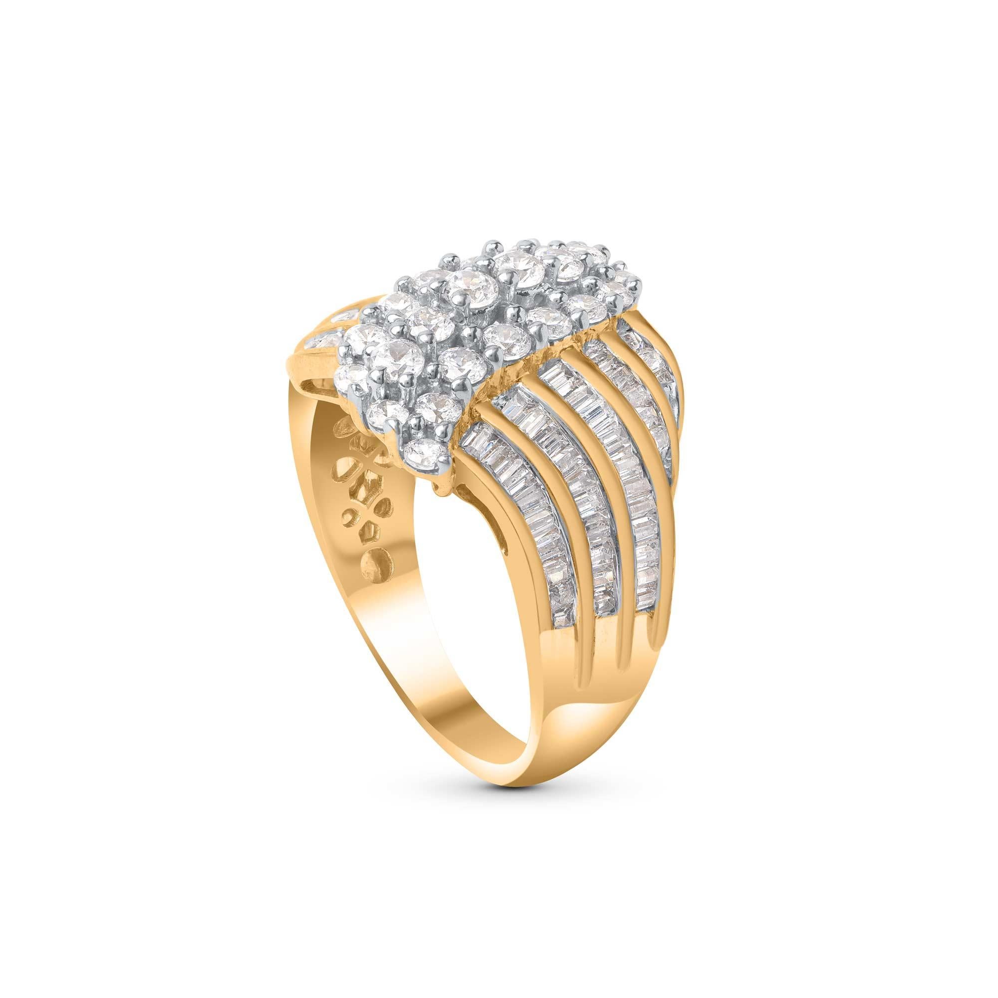 Questo anello di fidanzamento è sapientemente realizzato a mano dai nostri esperti interni in oro giallo 18 kt, con 24 diamanti brillanti e 86 diamanti a baguette incastonati a griffe e a canale. I diamanti sono classificati con colore H. H. I. e