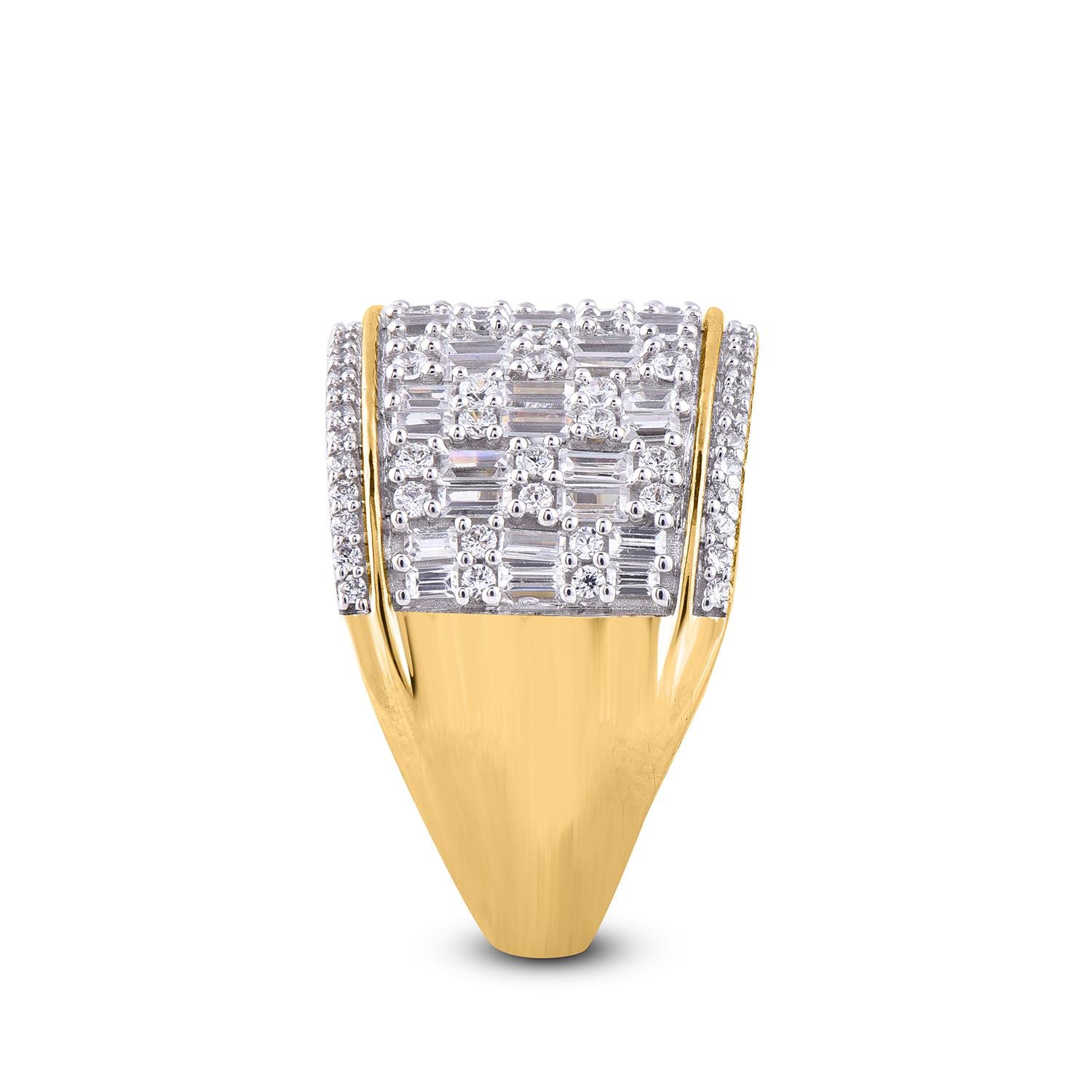 Bague large en or jaune 18 carats avec diamants ronds et baguettes TJD 1,50 carat Neuf - En vente à New York, NY