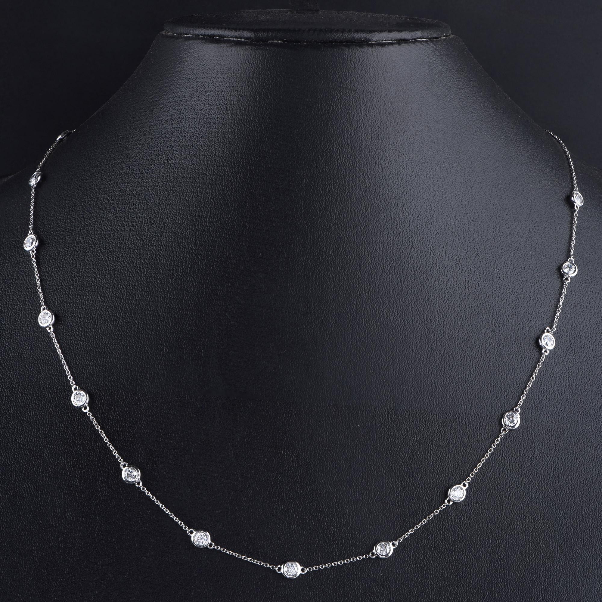 Moderne Collier station en or blanc 14 carats serti d'un diamant rond de 1,50 carat TJD en vente