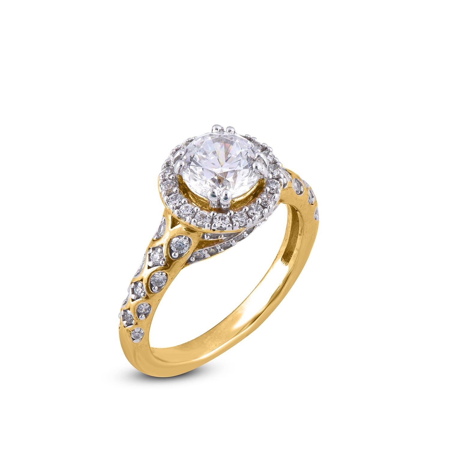 Cette bague de fiançailles en or jaune 18 carats est composée d'une pierre centrale de 1,00 ct, d'une monture en diamant de 0,50 ct et d'une tige bordée de 66 diamants ronds en serti clos. Les diamants sont naturels, non traités et éblouissent par