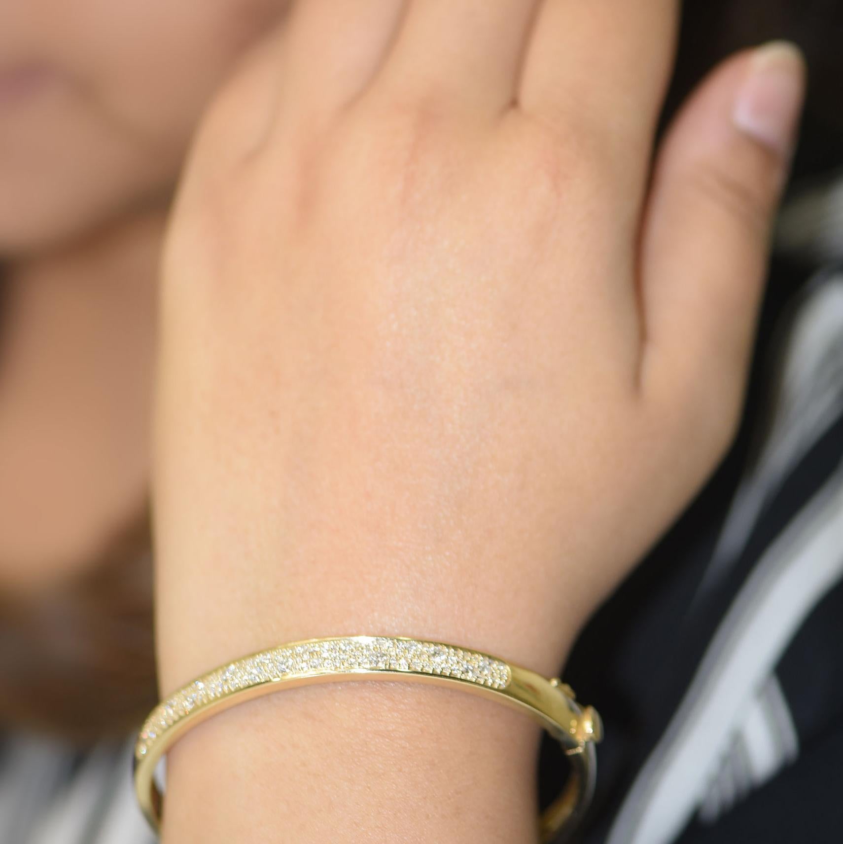 Cet élégant bracelet éblouit par ses 114 diamants taille brillant sertis en pavé et est magnifiquement conçu en or jaune 14 carats. Les diamants sont classés HI Color, I1 Clarity.
