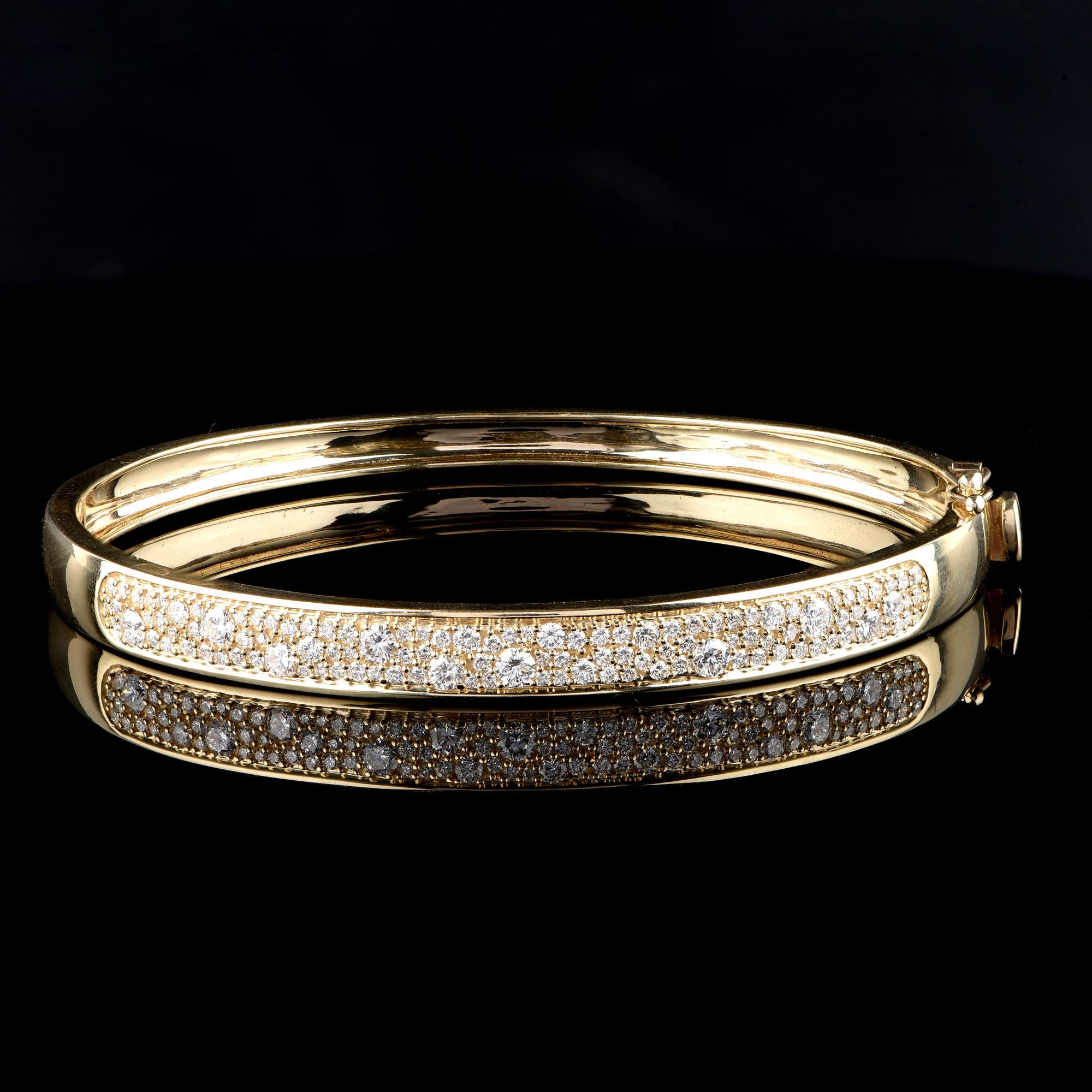 Contemporain Bracelet jonc étincelant en or jaune 14 carats avec diamants éparpillés de 1,50 carat TJD en vente