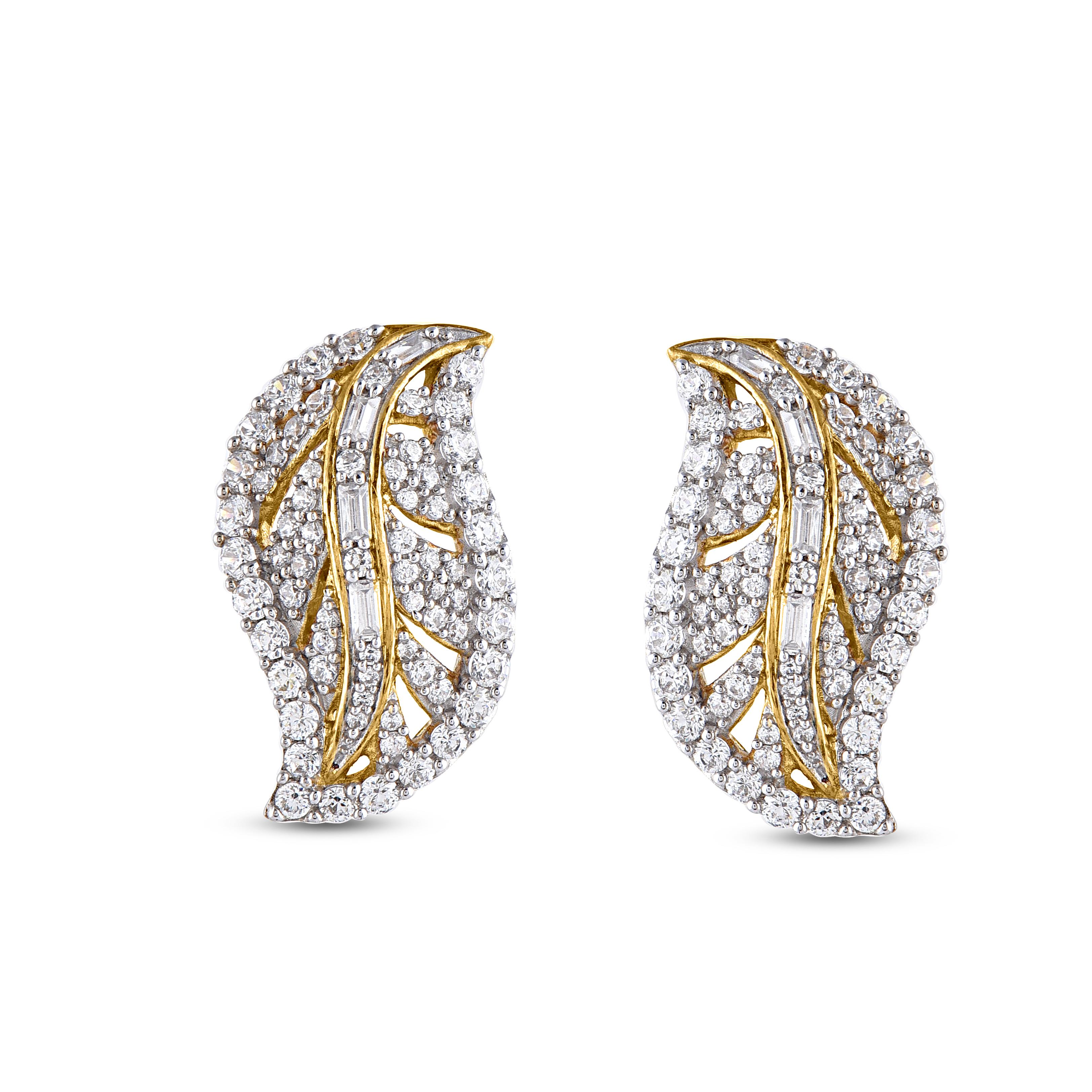 Semplicemente chic, questi orecchini con diamante si adattano facilmente a qualsiasi occasione. Con 1,50 carati, gli orecchini srud hanno 134 diamanti rotondi e 8 diamanti a baguette incastonati in una montatura a perno e a pavé. Questi scintillanti