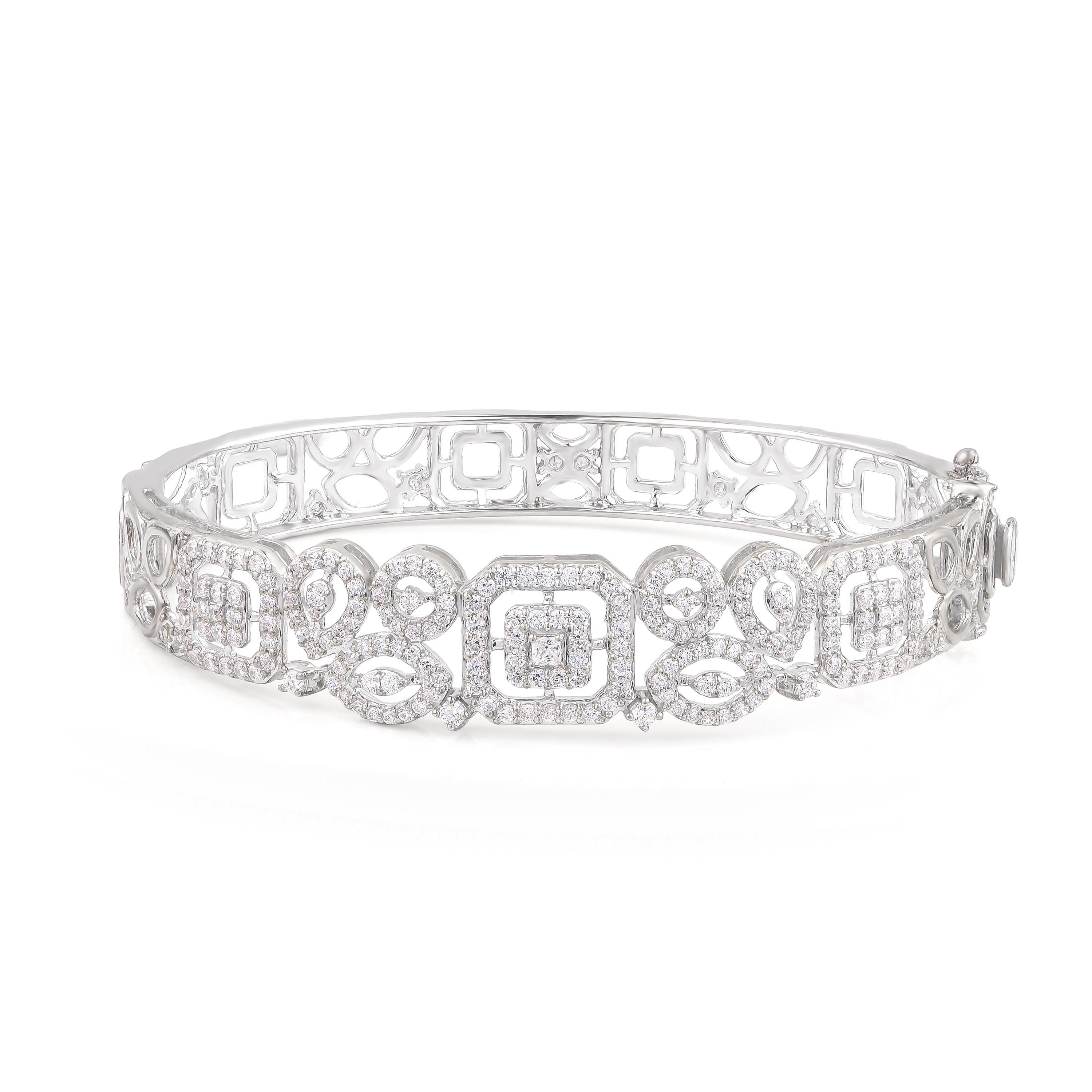 Questo splendido design è caratterizzato da 190 diamanti taglio brillante e 3 diamanti taglio princess incastonati in un'incastonatura a griffe e realizzati in oro bianco da 18 carati. I diamanti sono classificati con colore H-I e purezza I2.