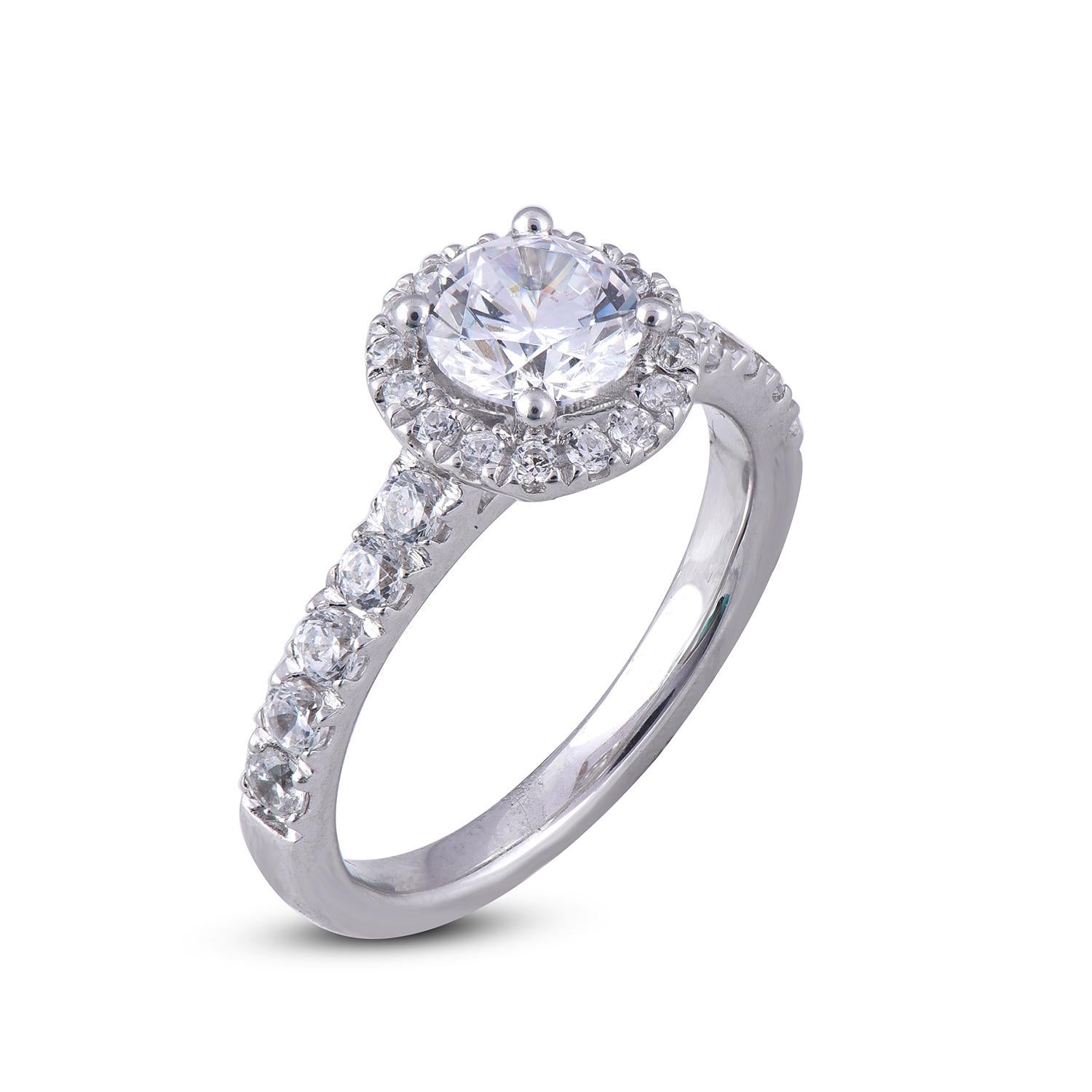 Splendidamente tempestato di 27 diamanti bianchi naturali con incastonatura a griffe e progettato in oro bianco 18 carati con 1,00ct di pietra centrale e 0,70ct di diamanti allineati sulla montatura e sul gambo. I diamanti sono classificati di