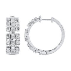 TJD Boucles d'oreilles Huggie en or blanc 14KT avec diamants ronds et baguettes de 2 carats