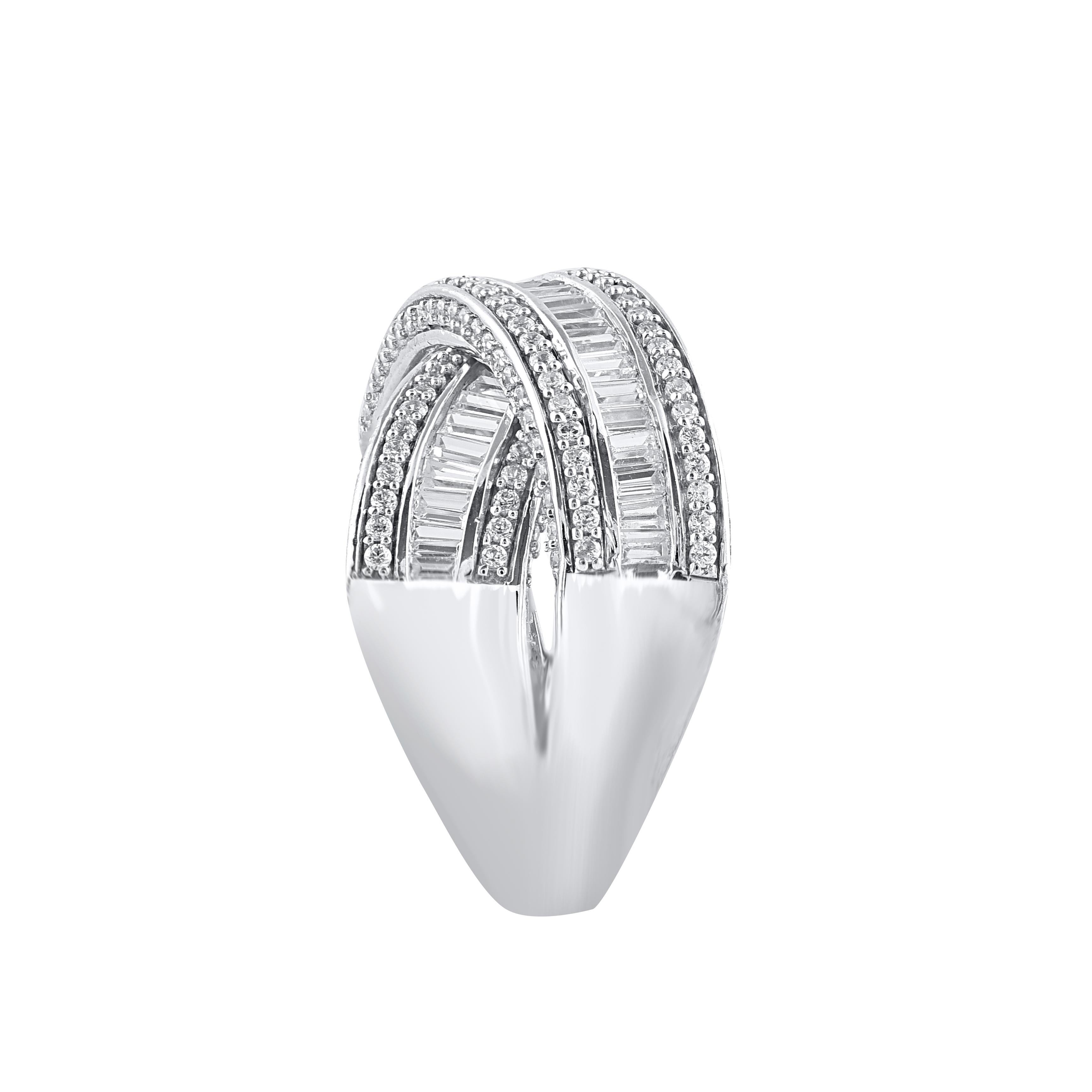 Schöner runder natürlicher Diamant und handgefertigt in 14 Karat Weißgold criss-cross Design Band Ring. Dieser Ring ist wunderschön gestaltet und mit 178 runden Diamanten im Brillant- und 107 Diamanten im Baguetteschliff in Pflaster-, Zacken- und