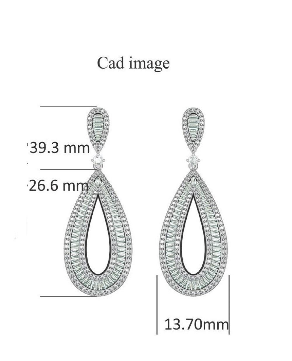Proprio nel suo stile, questi scintillanti orecchini a cerchio con diamanti sono sicuramente in grado di abbagliare e deliziare. Realizzato a mano dai nostri esperti in oro bianco 14 carati e tempestato di 262 diamanti tondi taglio brillante e 112