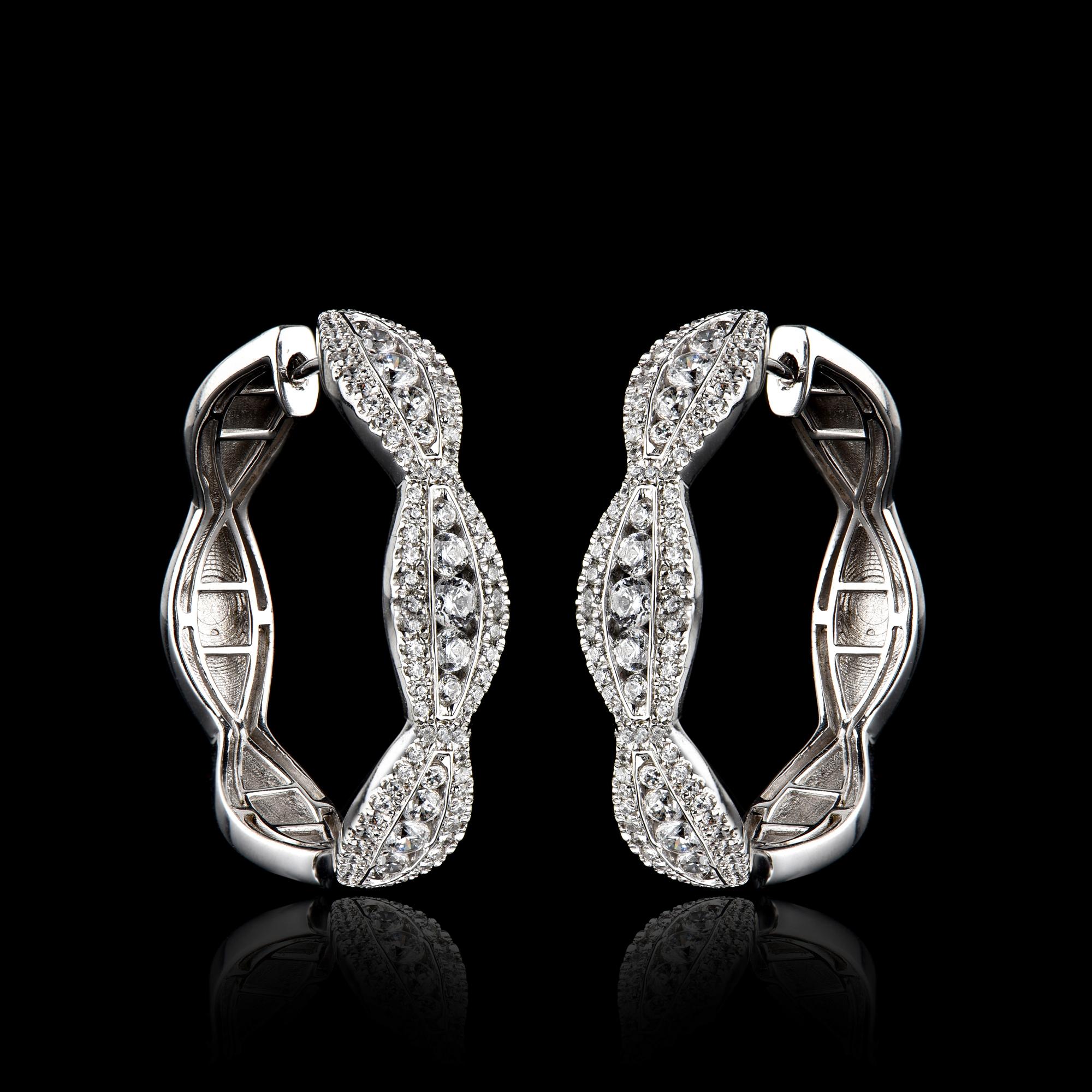 Taglio rotondo TJD Orecchini a cerchio con diamante rotondo da 2 carati in oro bianco 18KT con sezione a smerlo in vendita