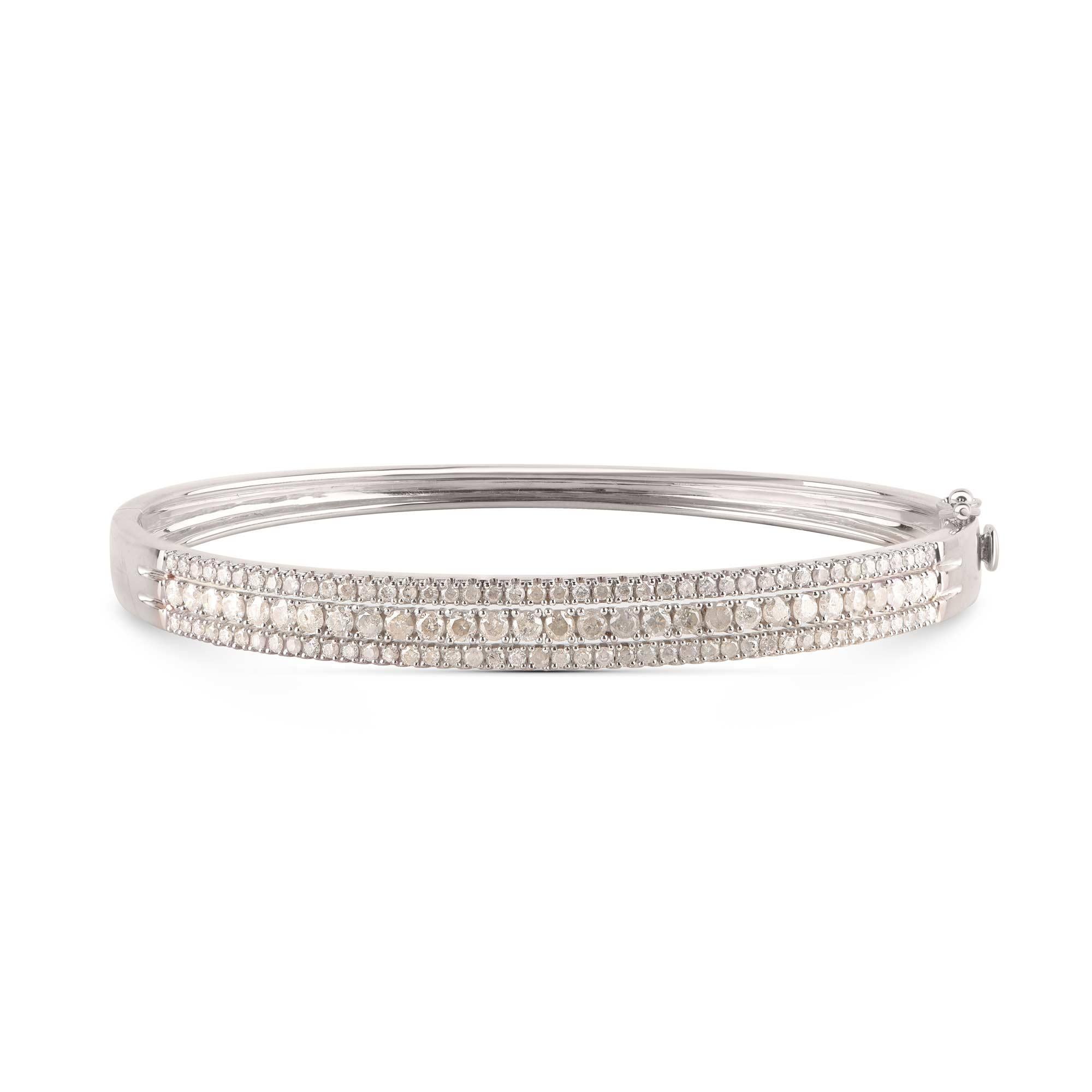 Questo classico braccialetto di diamanti è realizzato a mano dai nostri artigiani in oro bianco a 14 carati e tempestato di 115 diamanti taglio brillante con incastonatura a griffe. I diamanti sono classificati con colore H-I e purezza I2.