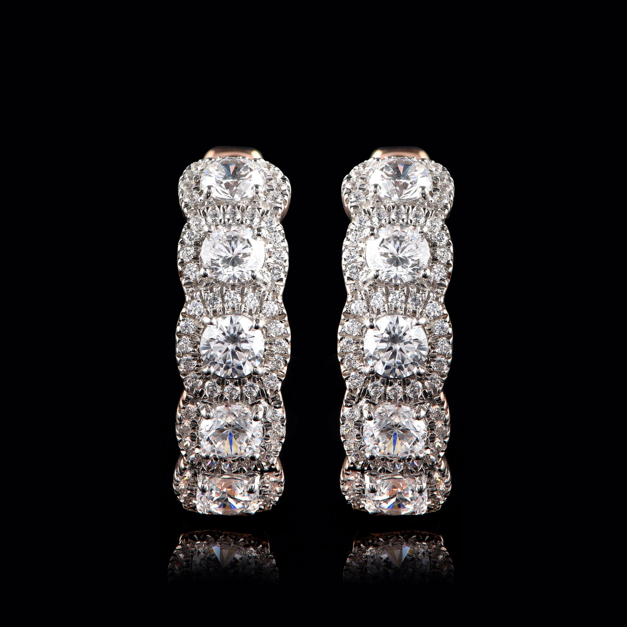 Estos pendientes de aro están salpicados de 130 diamantes talla brillante en engaste de microgarras y garras, y diseñados en oro rosa de 18 quilates. Los diamantes son de color H-I y pureza I2.