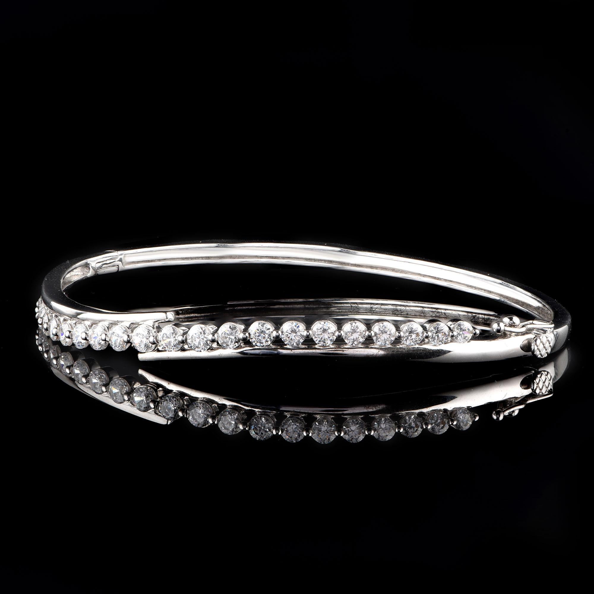 Taille ronde Bracelet jonc bypass en or blanc 18 carats avec diamants de 2,0 carats TJD en vente