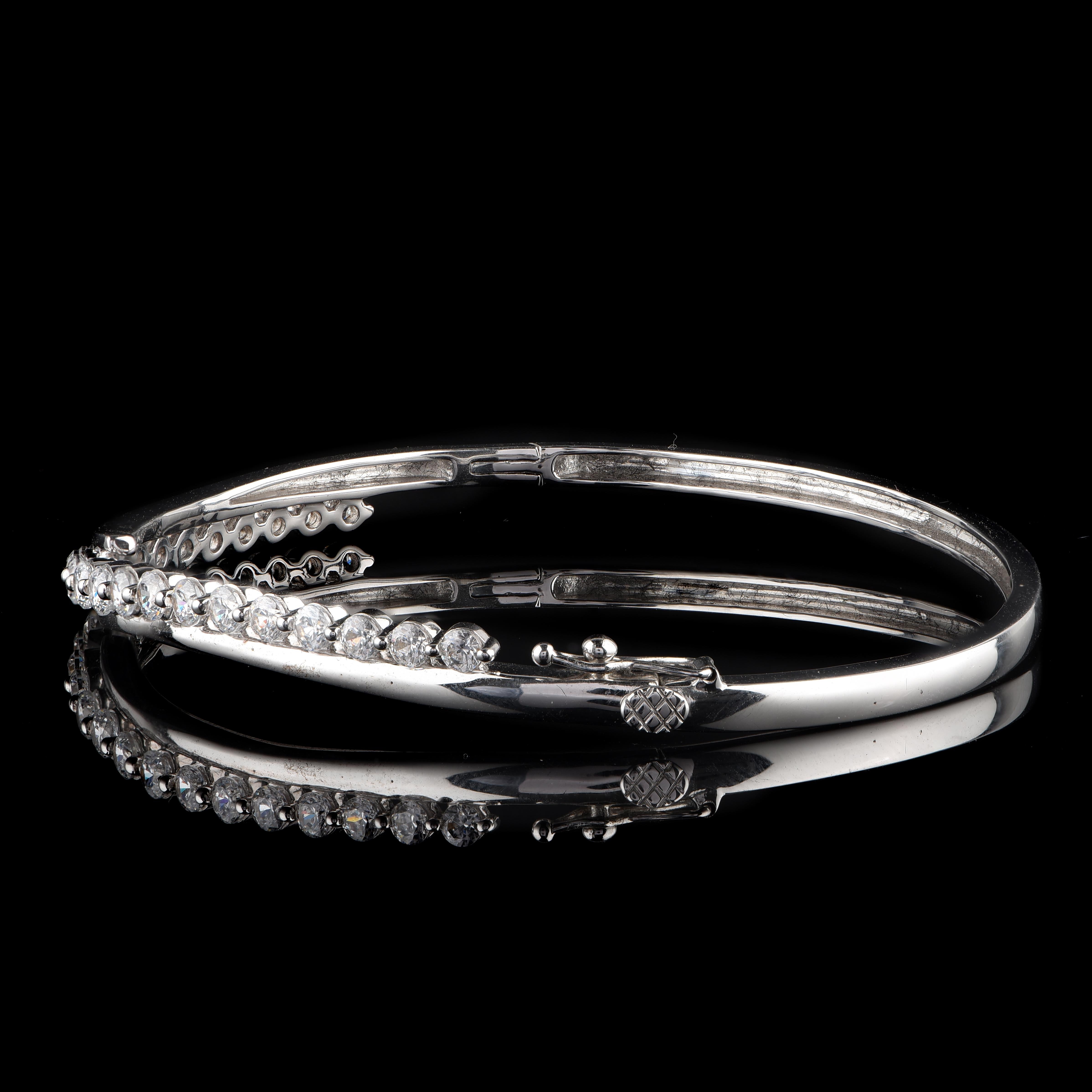 Bracelet jonc bypass en or blanc 18 carats avec diamants de 2,0 carats TJD Neuf - En vente à New York, NY