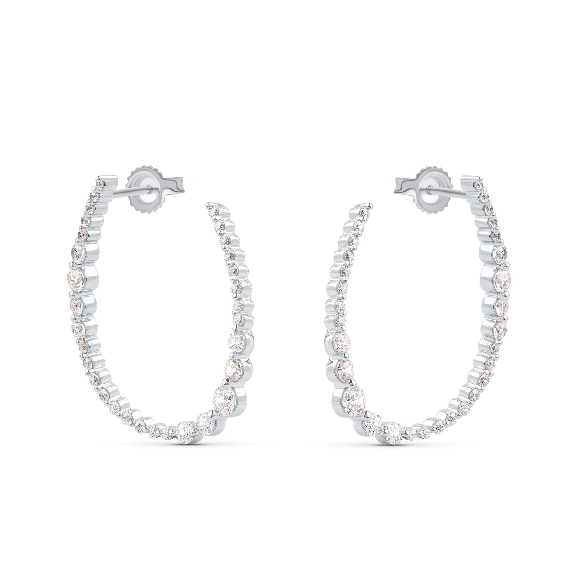 Brilla con 62 diamanti taglio brillante elegantemente incastonati e realizzati in oro bianco 18 carati. I diamanti sono classificati con colore H-I, purezza I2 e il peso totale dei diamanti è di 2 carati. 

Il colore del metallo può essere