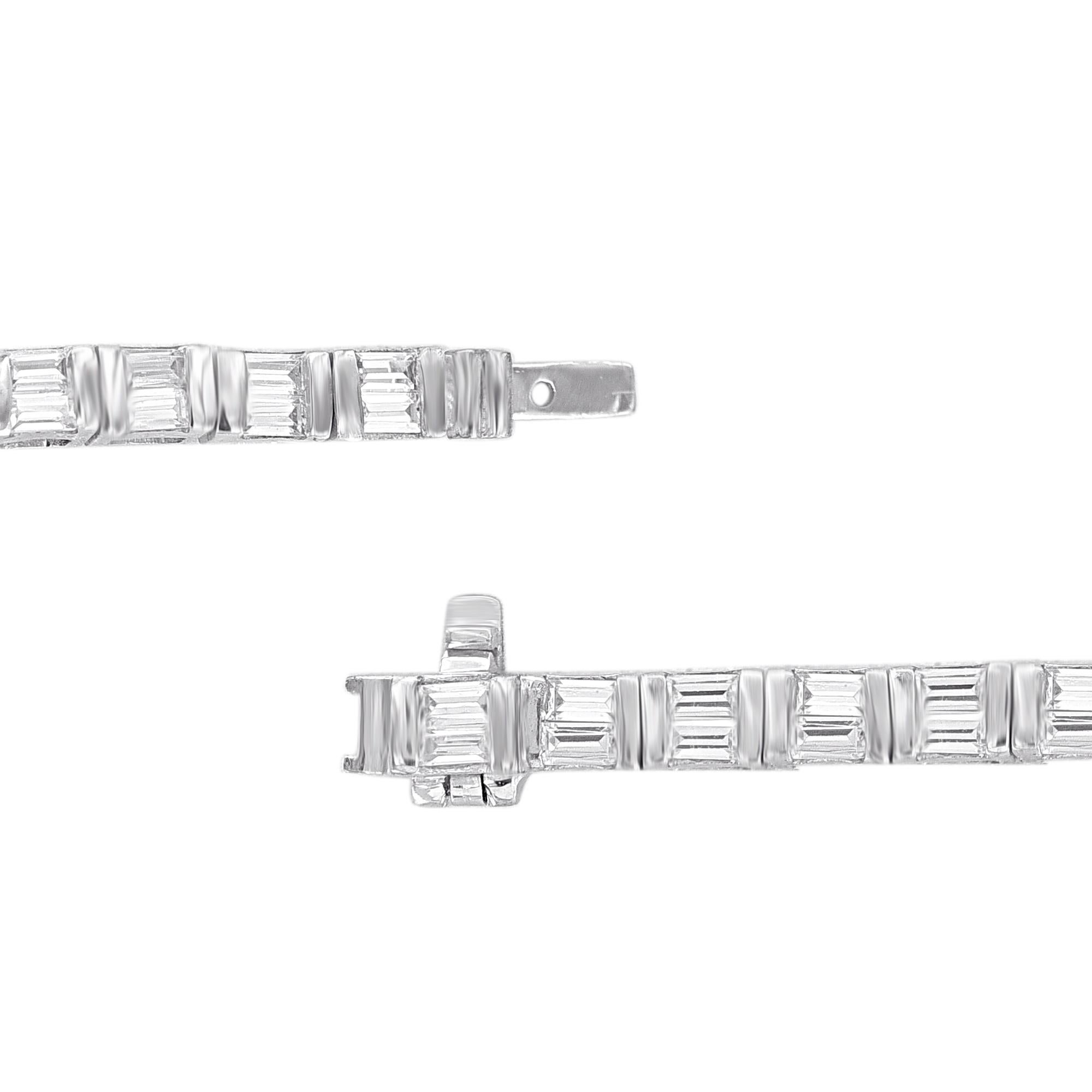 Modern TJD 2.0 Carat Natural Baguette Diamond 18KT White Gold Tennis Bracelet For Sale