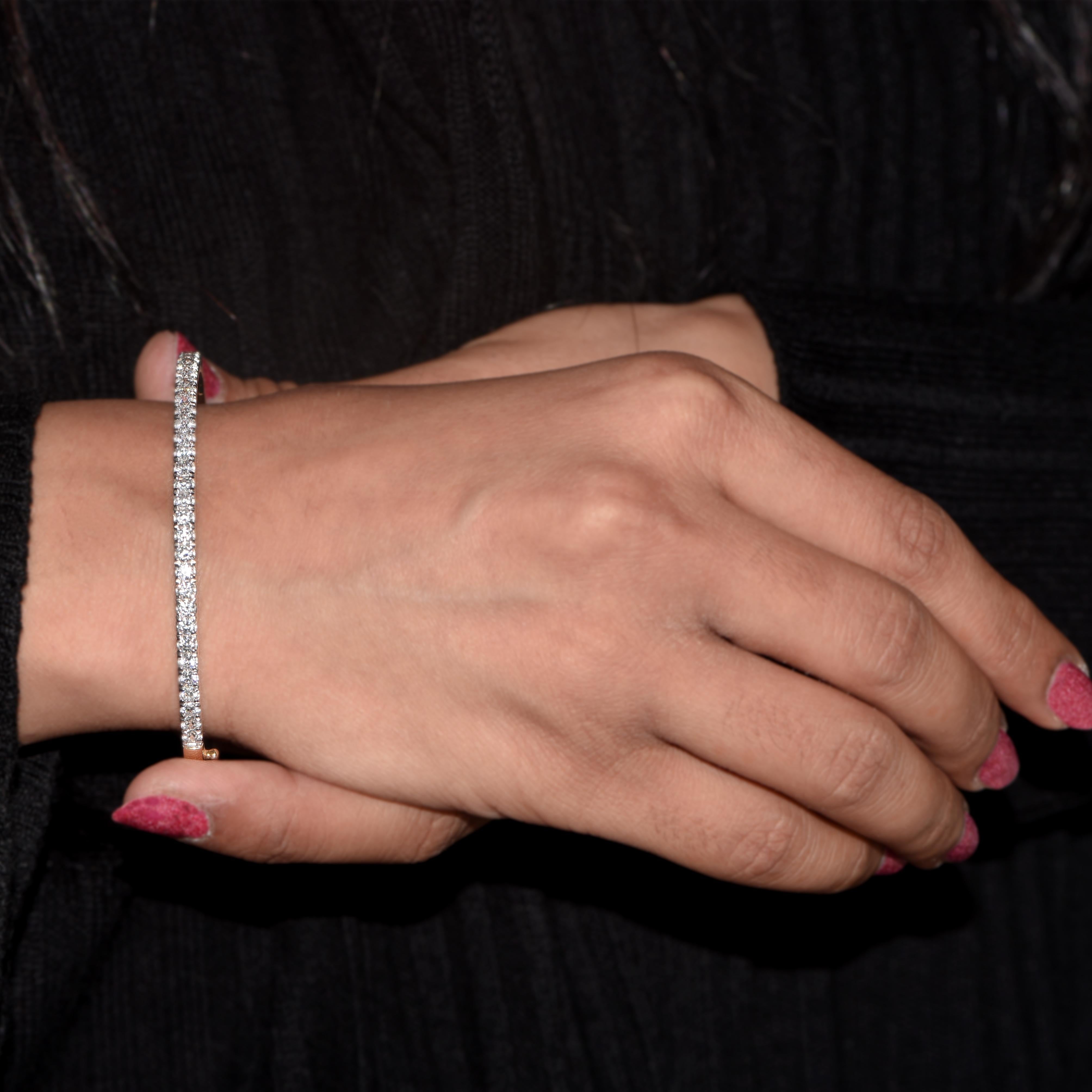 Bracelet en diamant au design exquis, serti de 31 diamants taille brillant en serti clos et réalisé en or jaune 18 carats. Les diamants sont de couleur H-I et de pureté I2.