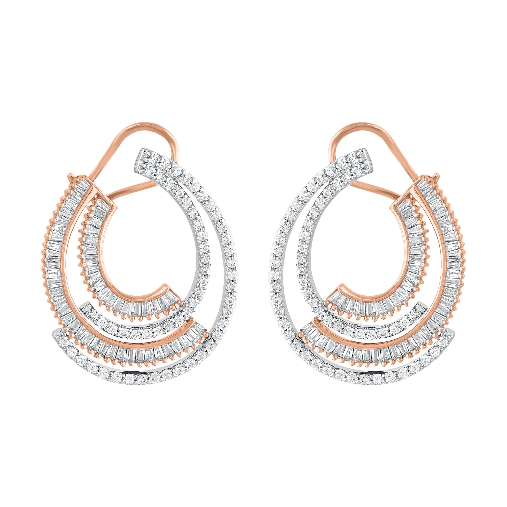 Questi scintillanti e sorprendenti orecchini con diamante sono perfetti per te o per essere regalati a una persona speciale. Realizzato in oro rosa 14 KT, l'orecchino è riempito con 240 diamanti rotondi taglio brillante e baguette incastonati a