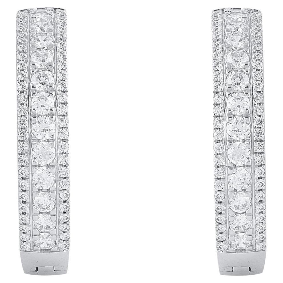Ces boucles d'oreilles en diamant rehaussent votre look de jour comme de soir. Whiting en or blanc 18 carats avec 210 diamants ronds taille simple et taille brillant en serti clos. Le poids total des diamants est de 2,0 carats. Ces boucles