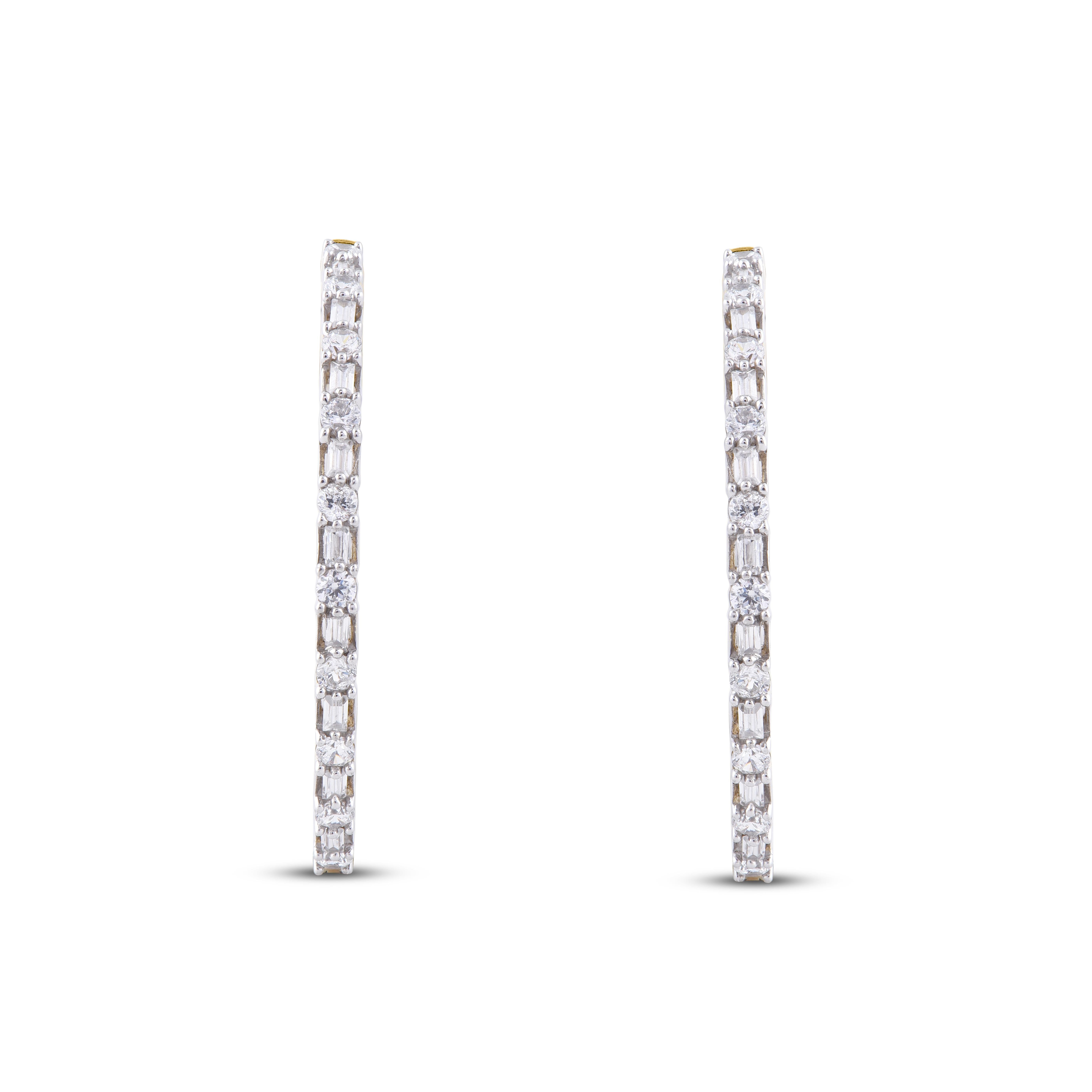 D'un style sophistiqué, ces boucles d'oreilles en diamant complètent sa tenue vestimentaire. Ces boucles d'oreilles sont réalisées en or jaune 14 carats avec 64 diamants baguette et 36 diamants ronds de couleur H-I et de pureté I2.