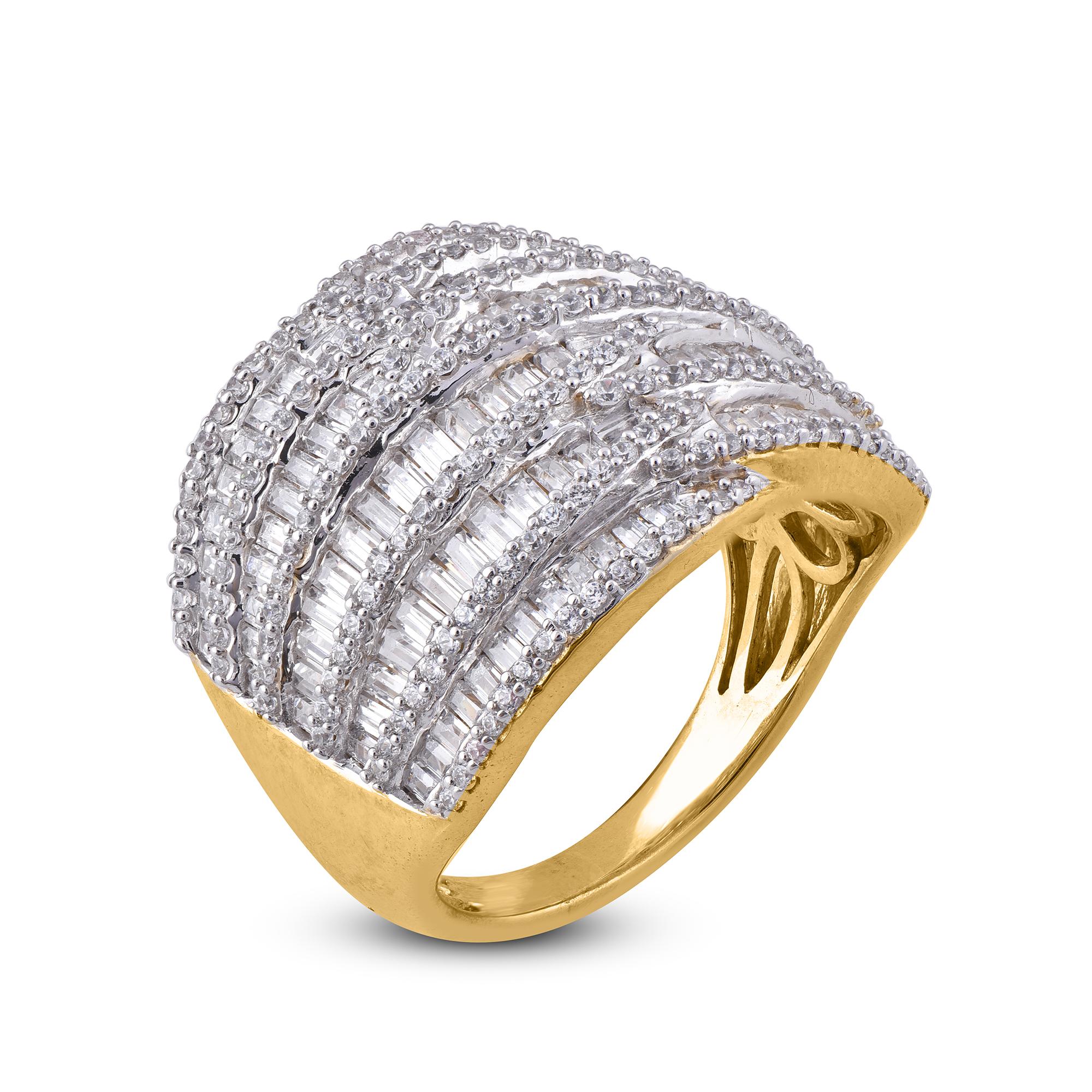 Davvero squisito, lei ammirerà l'aspetto disinvolto di questo grazioso anello con cupola di diamanti. L'anello è realizzato in oro a 14 carati, a scelta tra bianco, rosa o giallo, e presenta 185 diamanti rotondi e 128 diamanti a baguette incastonati