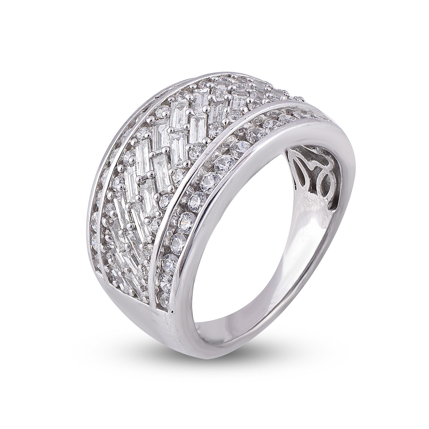 Dieser breite Ehering mit Diamanten wurde mit Blick auf die Romantik entworfen und erhöht den Funkelfaktor. Der Ring ist aus 14-karätigem Gold in Weiß-, Rosé- oder Gelbgold gefertigt und verfügt über 54 runde und 28 Baguette-Diamanten in