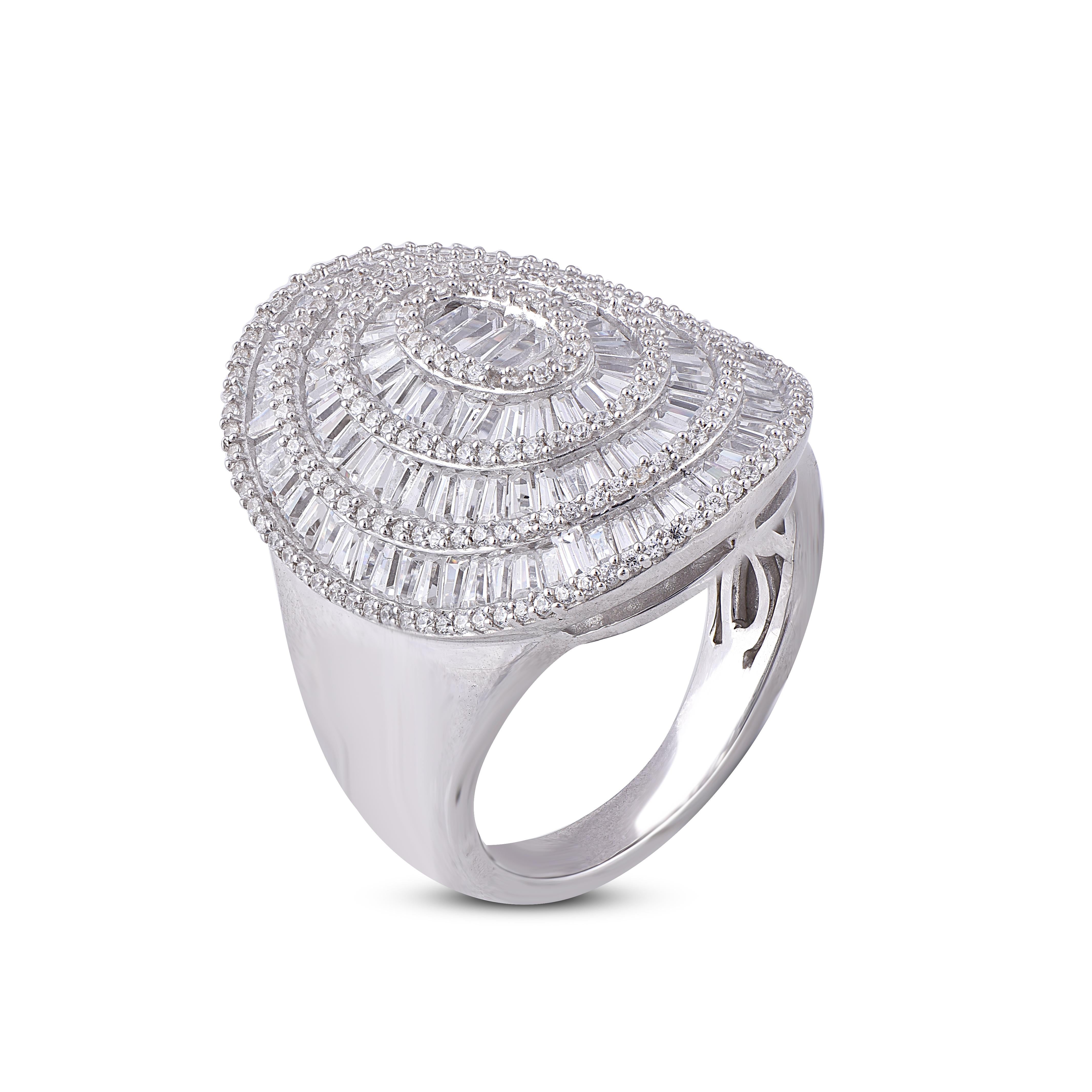 Davvero squisito, questo anello Designer con disco di diamanti sarà sicuramente ammirato per l'intrinseca bellezza ed eleganza classica del suo design. Questo anello di fidanzamento presenta 2,00 carati di 196 diamanti rotondi e 143 diamanti