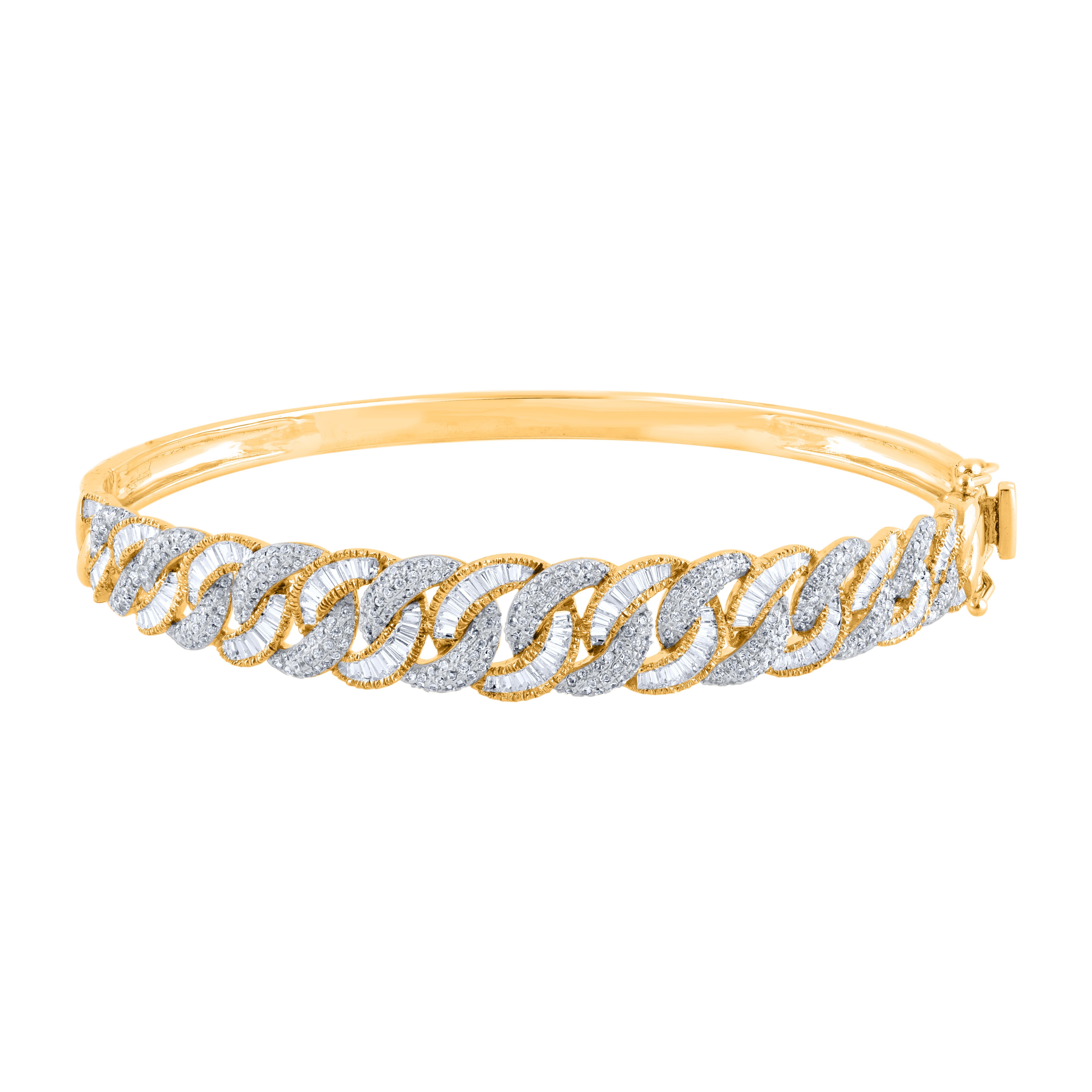 Verleihen Sie jedem Look einen Hauch von Glanz mit diesem eleganten Diamantarmband. Dieser schimmernde Armreif ist mit 500 natürlichen runden Diamanten im Einzel- und Baguetteschliff in Zacken- und Kanalfassung besetzt und aus 14-karätigem Gelbgold