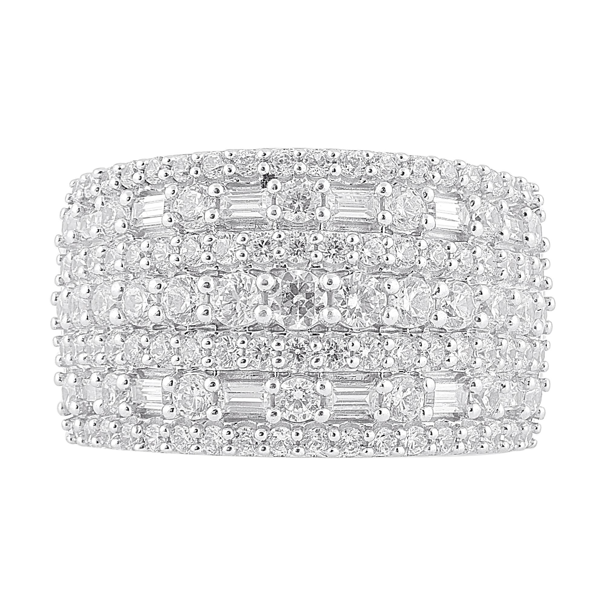 Aggiungi un tocco di luce al tuo look da giorno e da sera con questa fede larga. La fascia è realizzata in oro 14 carati, a scelta tra bianco, rosa o giallo, e presenta 113 diamanti rotondi e a baguette incastonati a griffe e a canale, di colore H+I