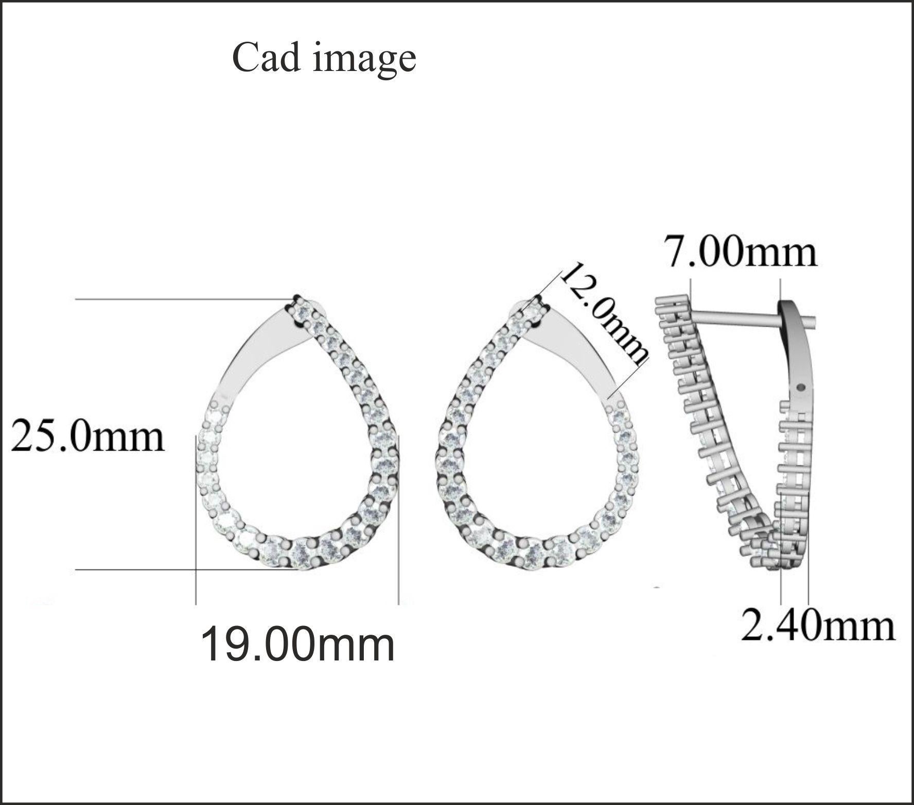 Douces et étincelantes, ces boucles d'oreilles diamantées en forme de poire ne manqueront pas de séduire la sienne. Accentué par 44 diamants ronds en serti clos et réalisé par nos experts internes en or blanc 14 carats. Le poids total du diamant est