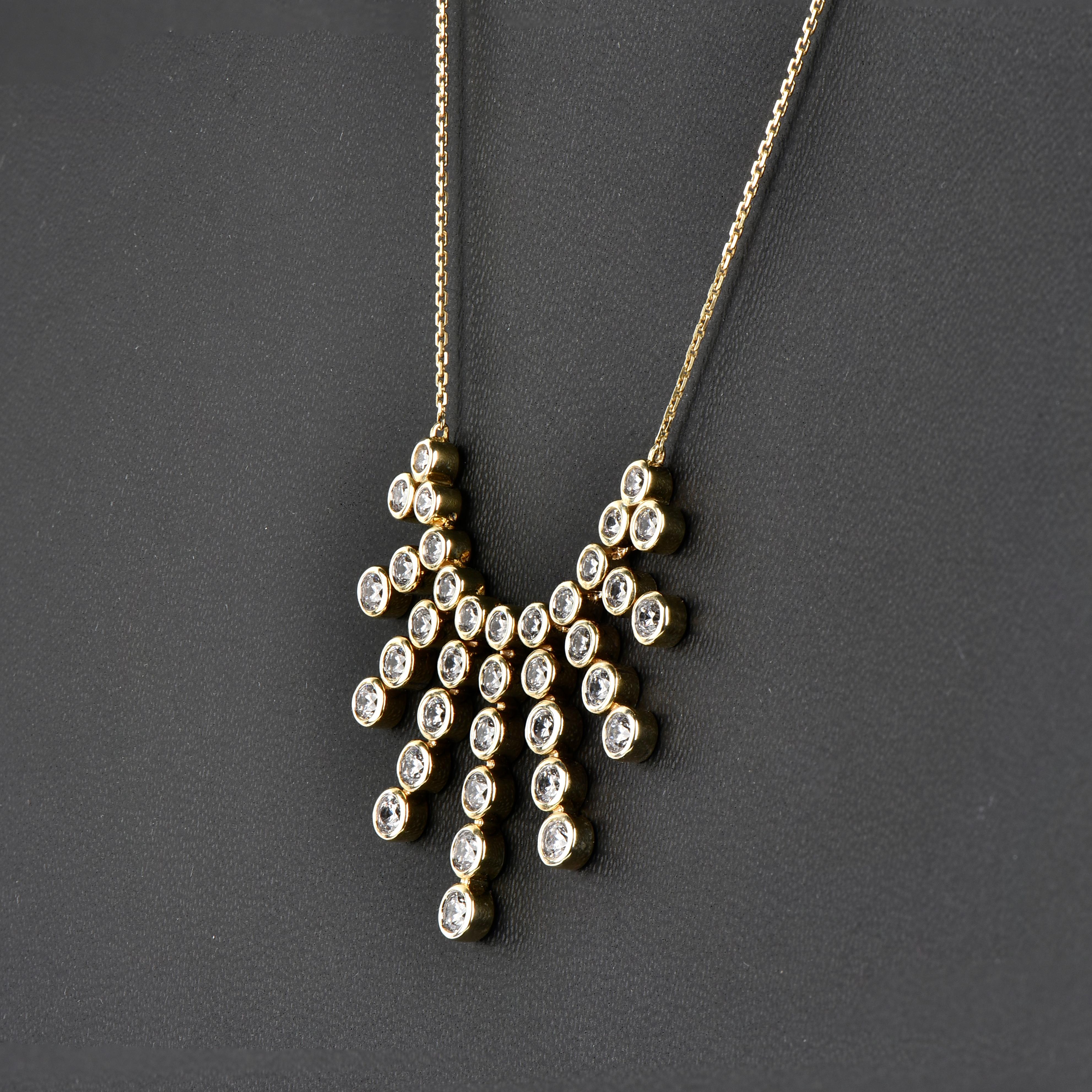 Apportez du charme à votre look avec cette bague en diamant. La bague est fabriquée en or 14 carats (blanc, rose ou jaune au choix) et comporte 36 diamants blancs ronds Brilliante sertis dans un chaton de couleur H-I et de pureté I2, ainsi qu'une