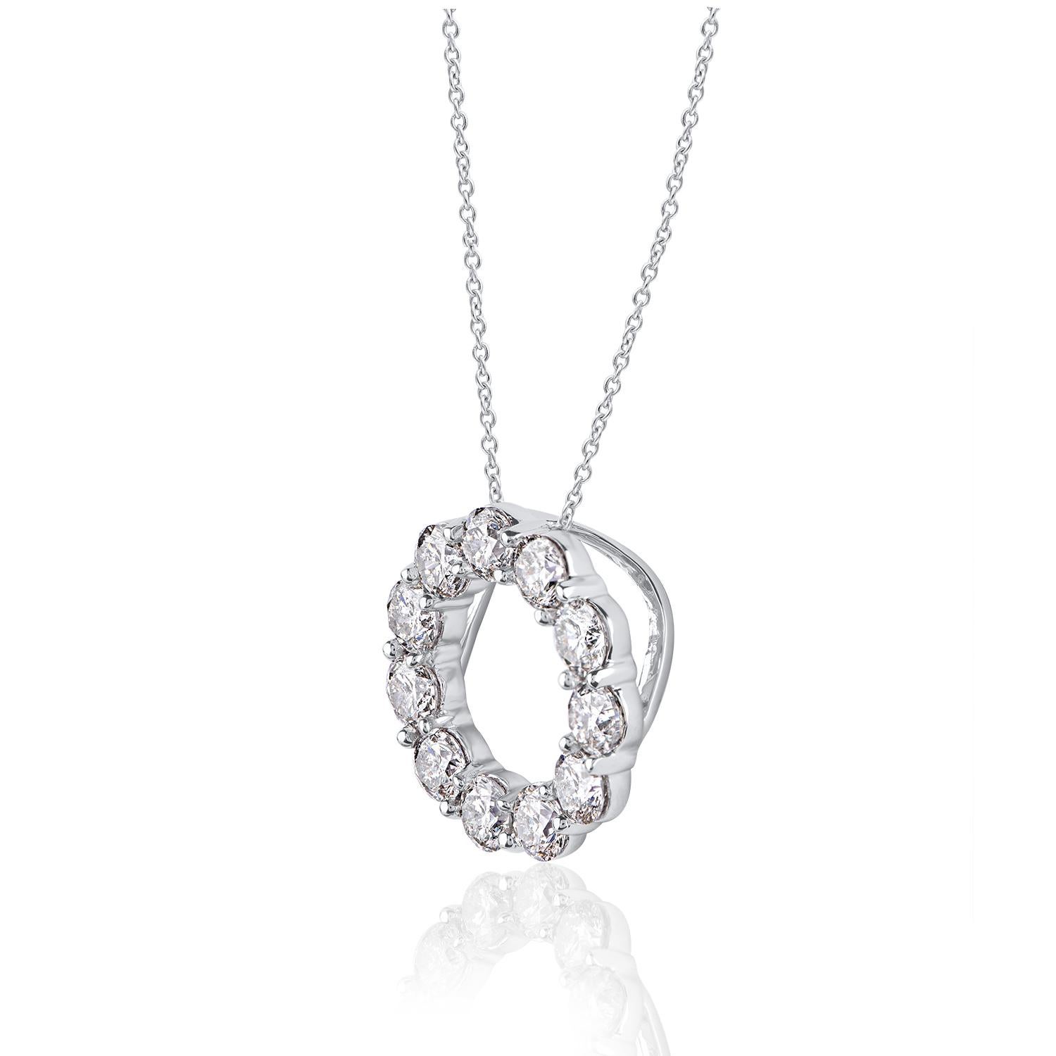 Aggiungi un tocco di luce al tuo look da giorno e da sera con questo pendente con diamante brillante a cerchio aperto. Il pendente è realizzato in oro bianco da 18 carati e presenta 11 diamanti bianchi tondi taglio brillante, incastonati, di colore