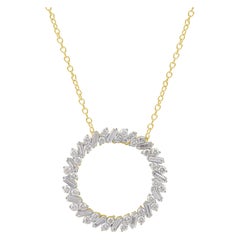 Collana con ciondolo a forma di cerchio per l
eternità in oro 14KT con diamanti tondi e baguette da 2,0 CTW di TJD Collana con ciondolo a forma di cerchio per l
eternità in oro 14KT con diamanti tondi e baguette da 2,0 CTW di TJD