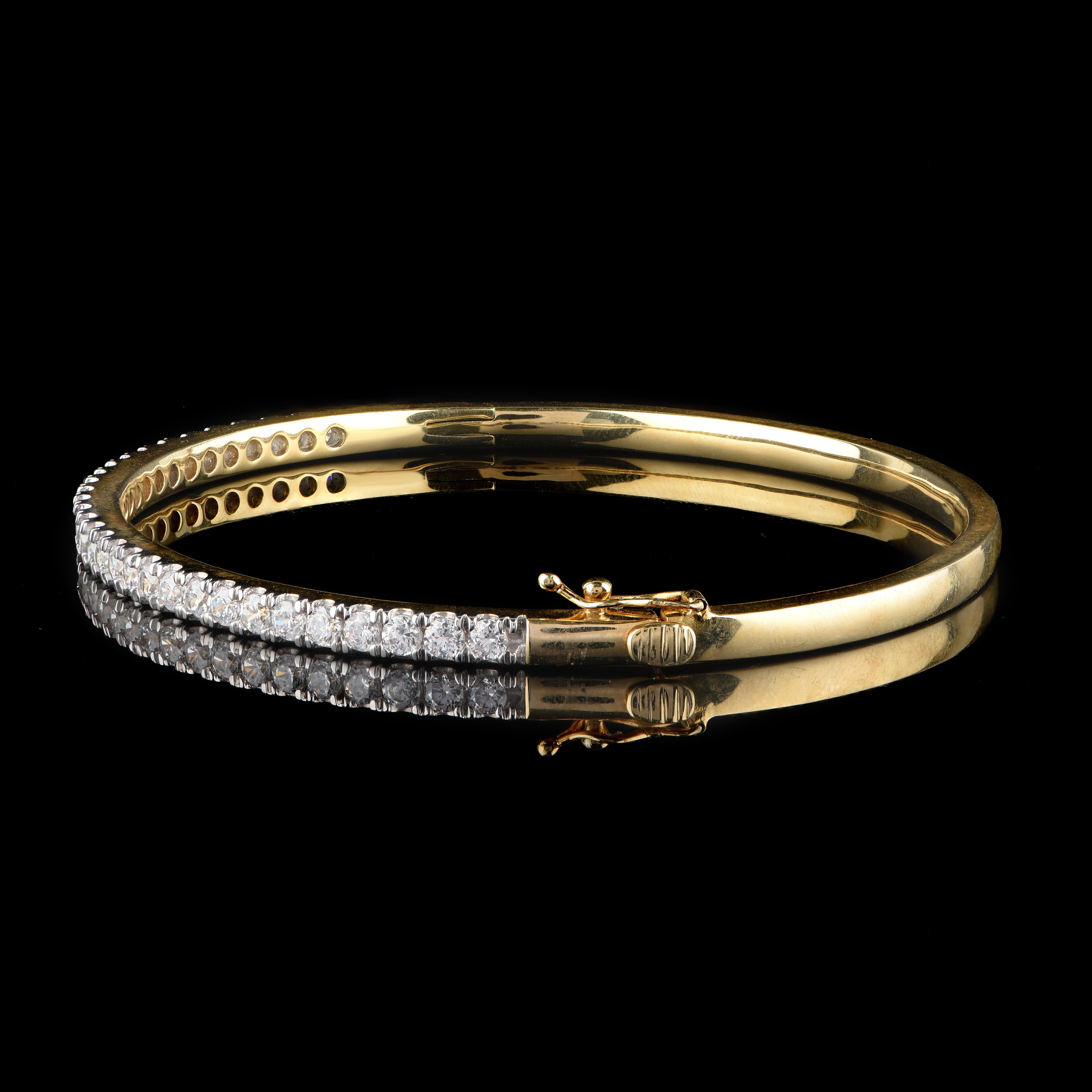 TJD 2.00 Carat Diamond 18 Karat Yellow Gold Micro Pave Setted Classic Bangle In New Condition For Sale In New York, NY