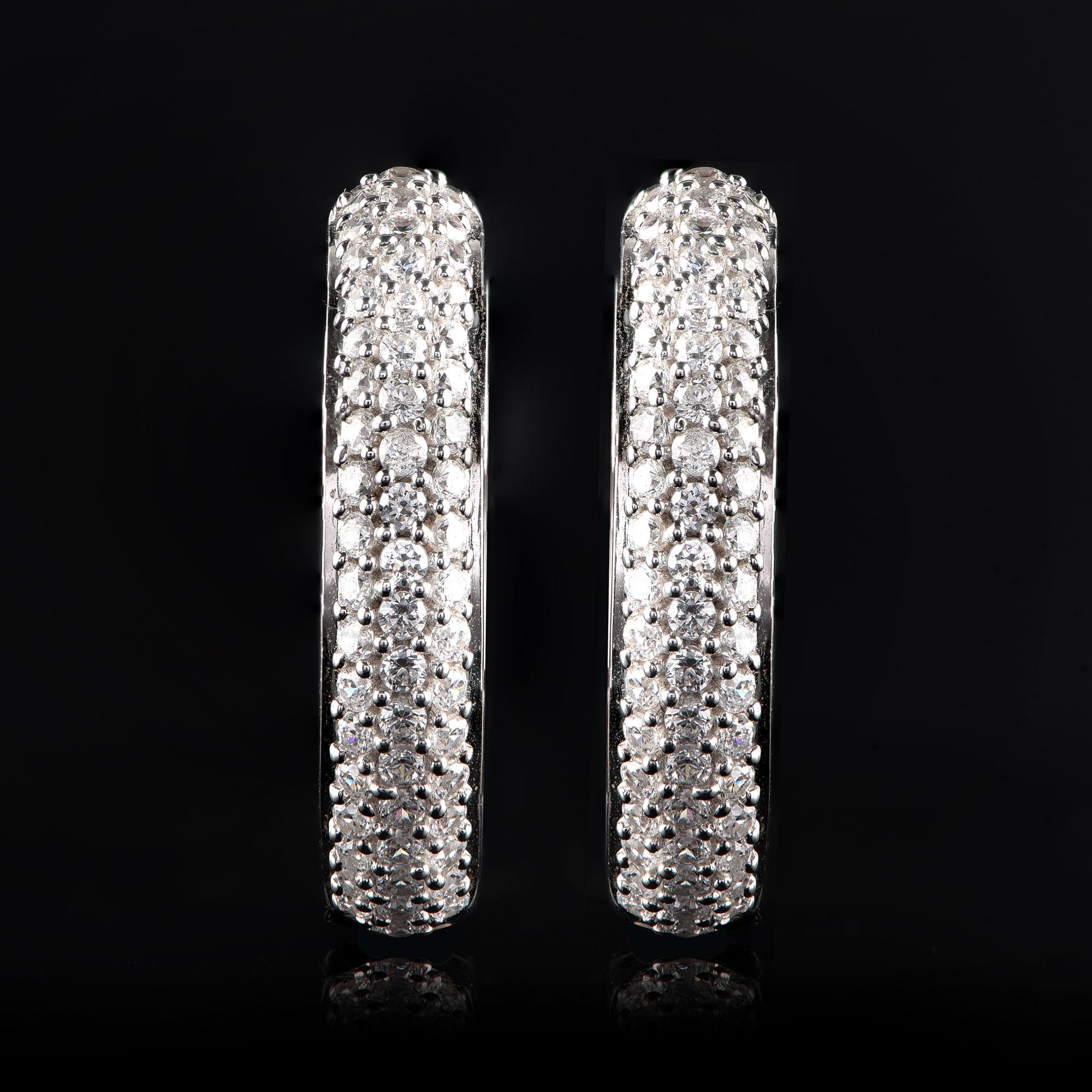 Ce style élégant présente 190 diamants taille brillant dans un sertissage en pavé. Il est magnifiquement réalisé en or blanc 18 carats. Les diamants sont classés H-I Color, I2 Clarity.