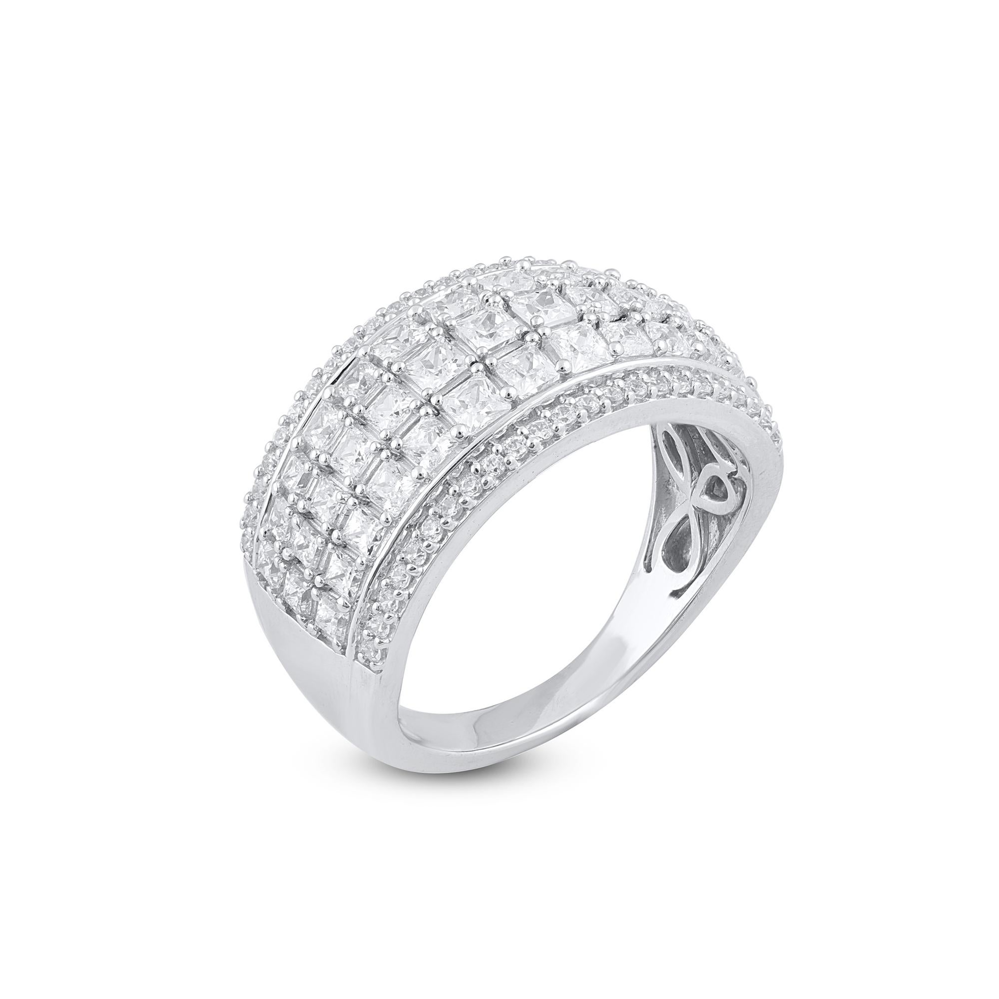 Scopri i diamanti abbaglianti con questo magnifico anello con borchie che catturerà sicuramente l'attenzione. L'anello è realizzato in oro a 14 carati, a scelta tra bianco, rosa o giallo, e presenta un brillante tondo 46  Principessa - 39 diamanti