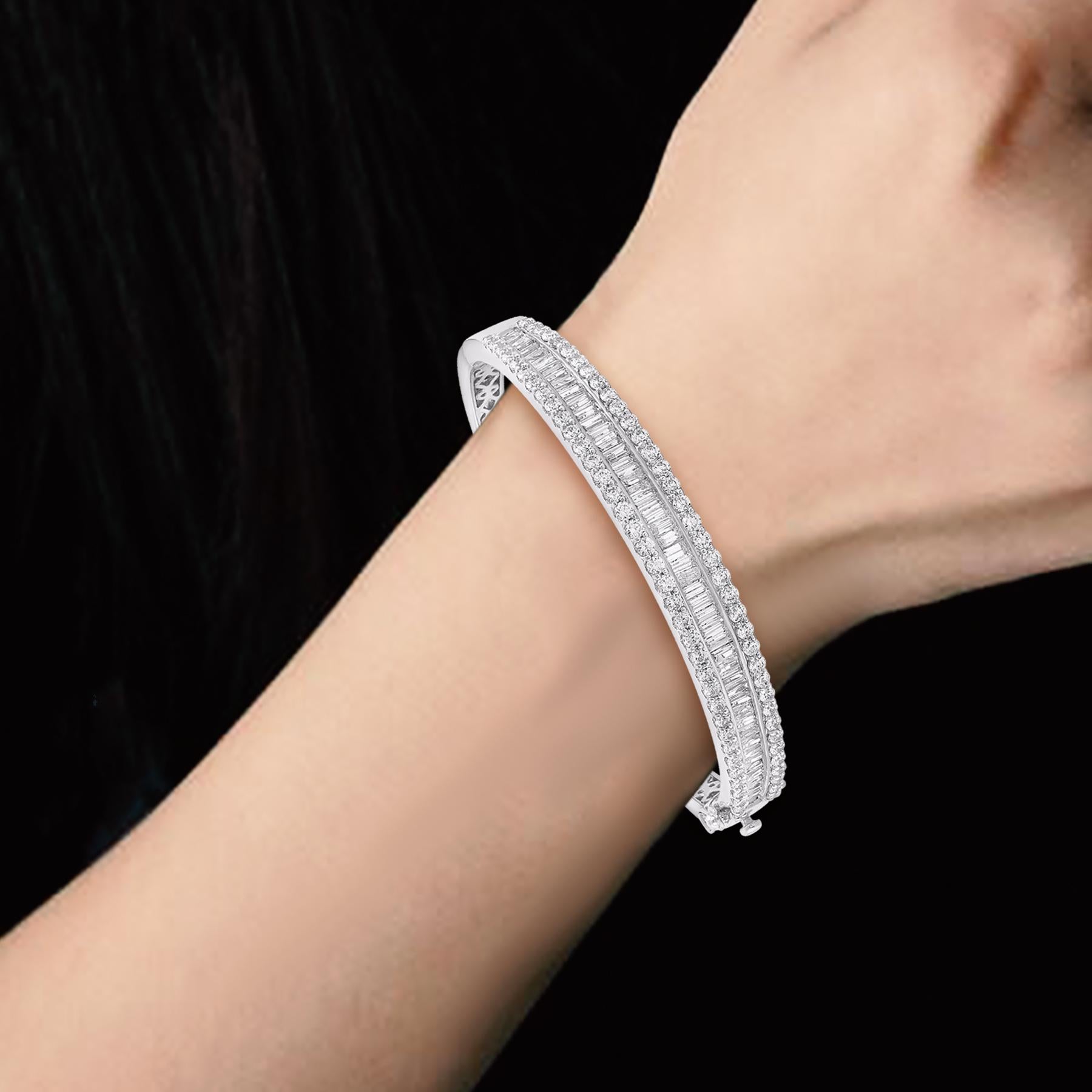 TJD 2.50 Carat Natural Brilliant Cut Diamond Bangle Bracelet in 14KT White Gold In New Condition For Sale In New York, NY