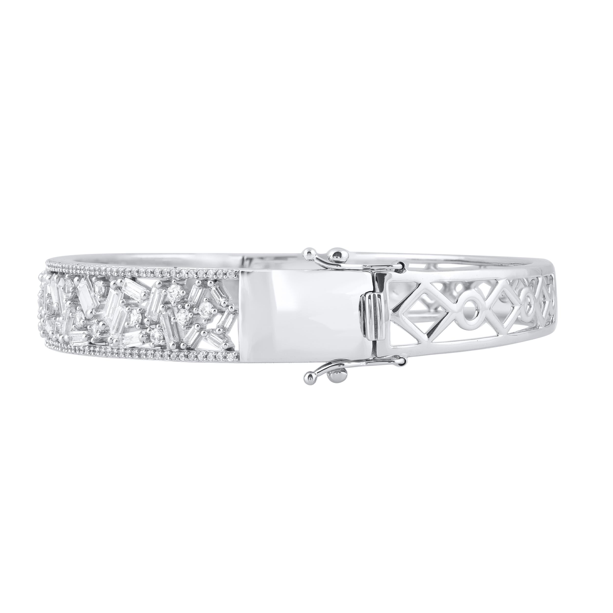 Moderno TJD Bracciale con diamanti rotondi taglio baguette da 2,50 carati in oro bianco 18 carati in vendita