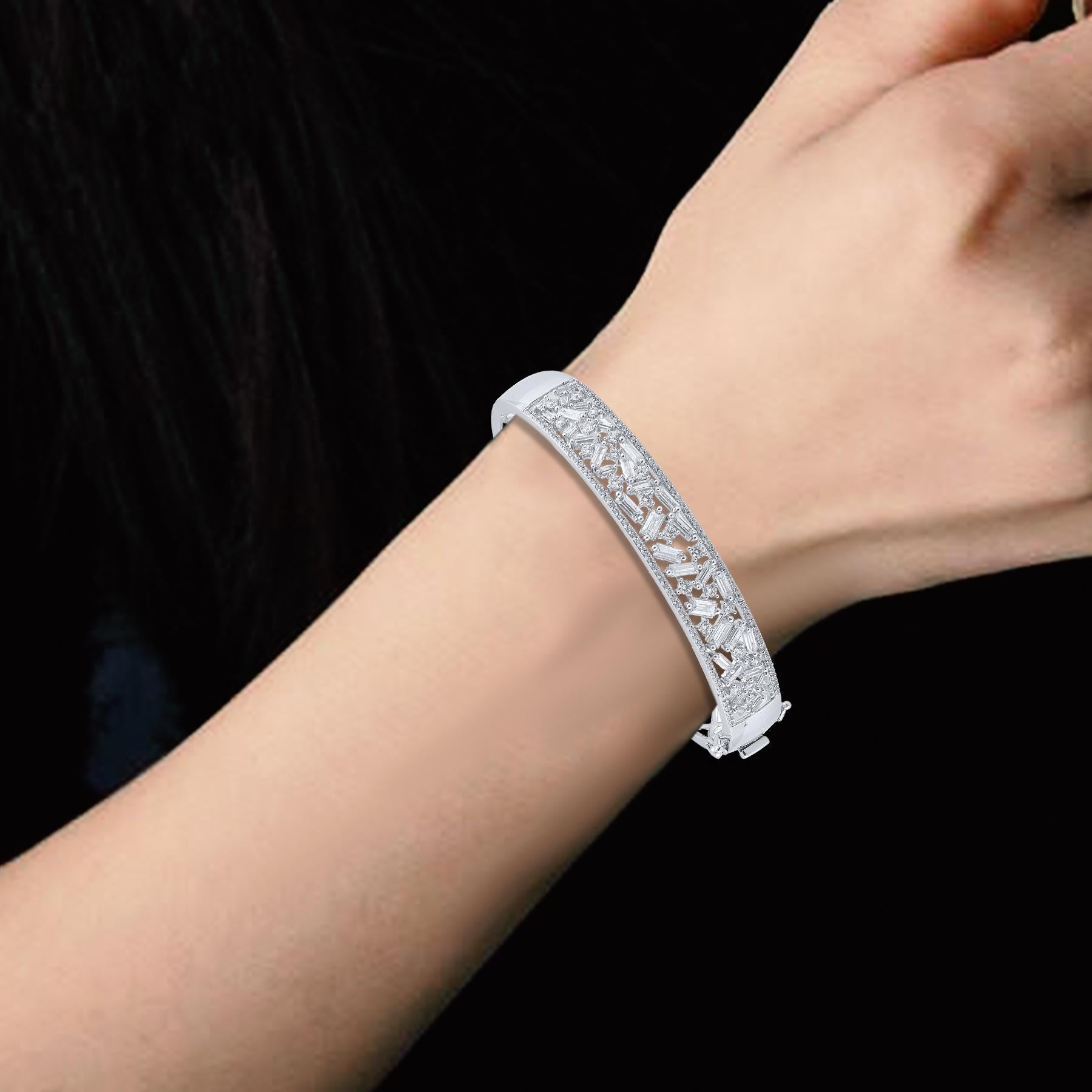 Taglio baguette TJD Bracciale con diamanti rotondi taglio baguette da 2,50 carati in oro bianco 18 carati in vendita