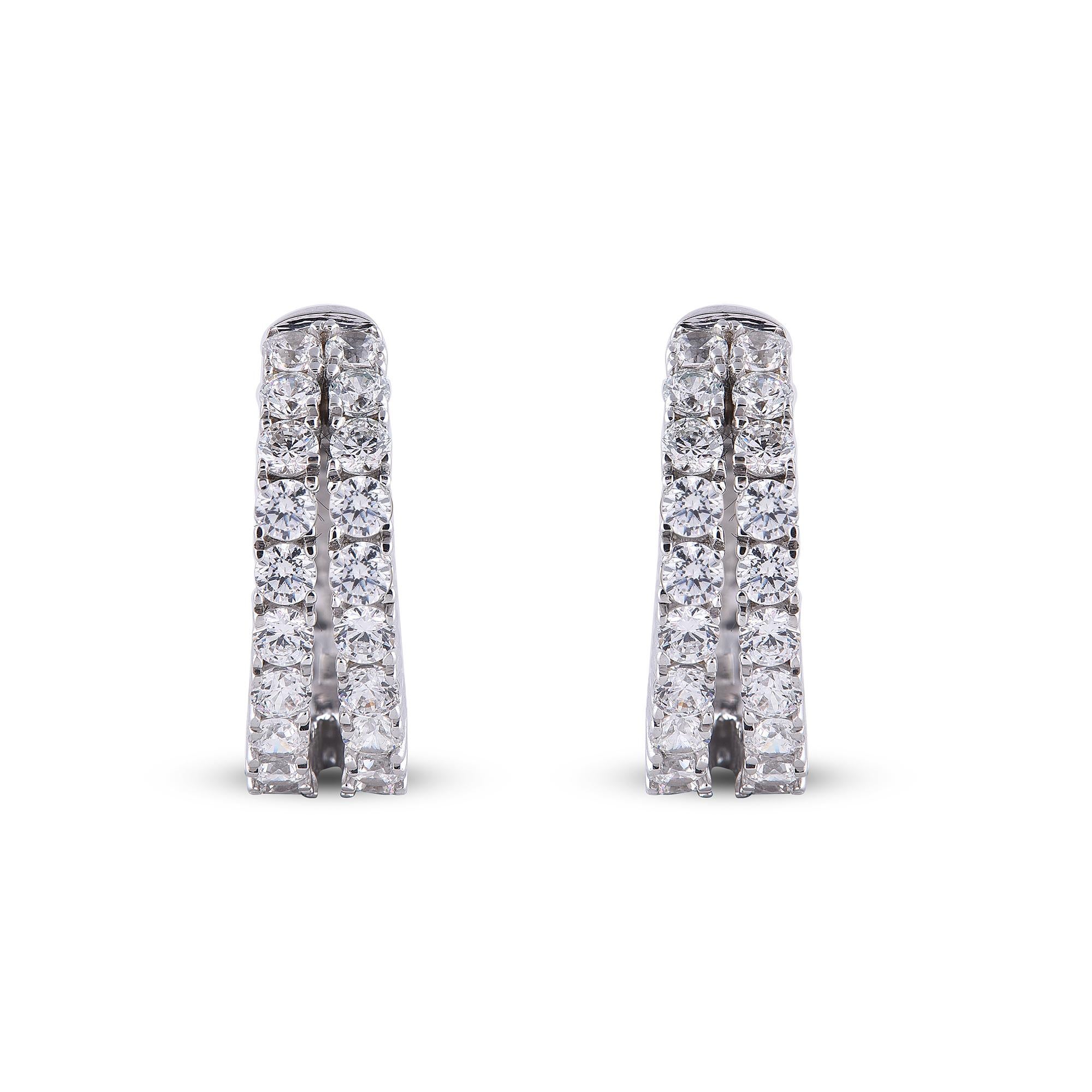 Pronti per ogni occasione, questi orecchini a cerchio con diamanti sono un look scintillante che indosserà con tutto. L'orecchino è realizzato in oro a 14 carati, a scelta tra bianco, rosa o giallo, e presenta un diamante bianco naturale rotondo a