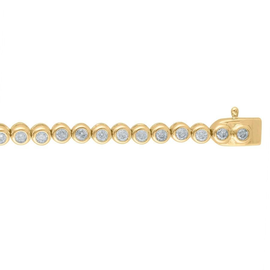 Illuminez son poignet avec le look ravageur de ce bracelet tennis en diamants étincelants. Ce bracelet est fabriqué par nos experts en or jaune 14 carats et est orné de 50 diamants ronds sertis en lunette. Le poids total du diamant est de 2,00