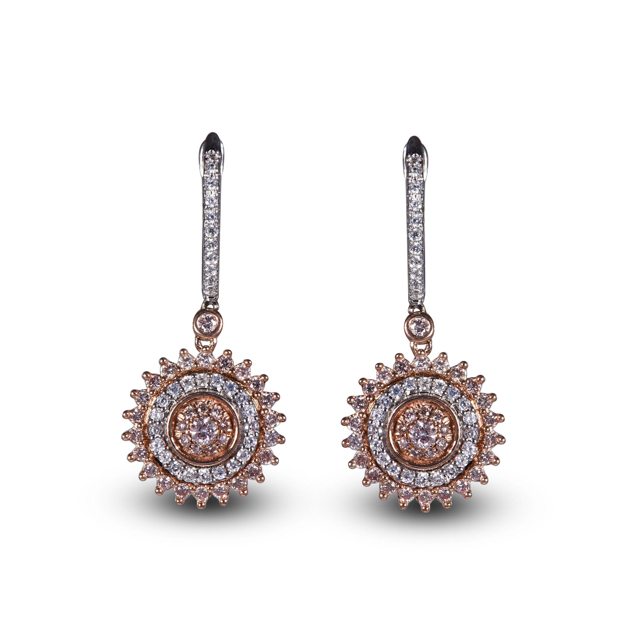 Adorna il tuo abbigliamento da cerimonia con un tocco di sfarzo in più indossando questi orecchini a cerchio huggie. Realizzato con maestria in oro bianco e rosa 18 carati,  L'orecchino è abilmente riempito con 60 diamanti rotondi bianchi e 66