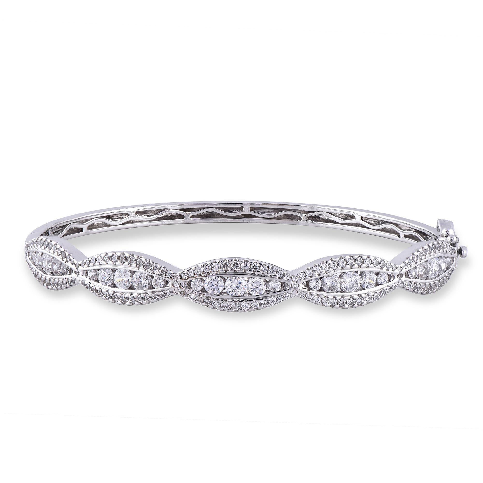Gracefully stylized, this scallop-edged diamond bangle raises the sparkle factor. Embellished with 173 round brilliant-cut diamond set in micro-prong and channel setting. The total weight of diamond is 3.00 carat and shines brightly in H-I color I2