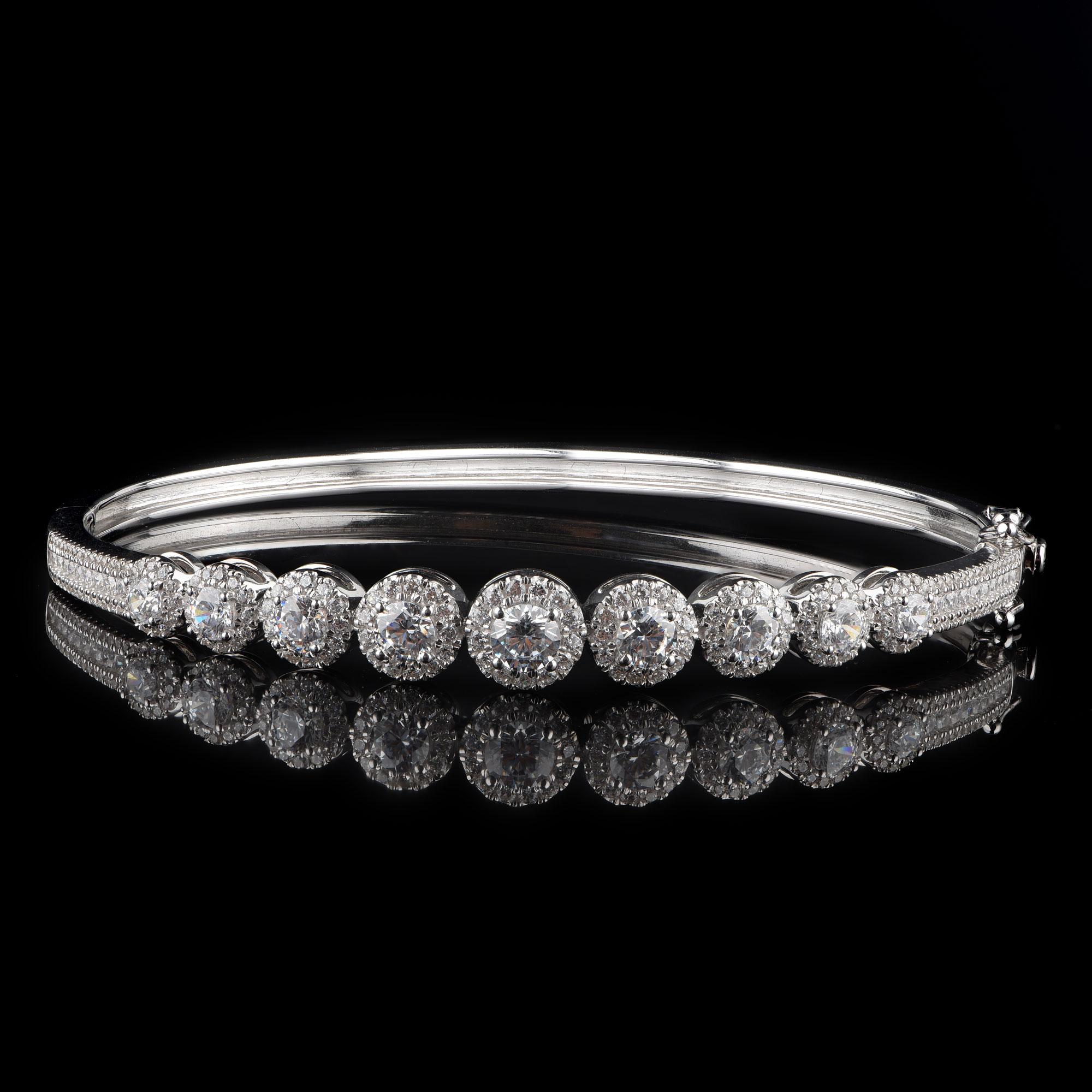 TJD 3,0 Karat Graduierter Diamant 18 Karat Weißgold Halo Designer-Armreif (Zeitgenössisch) im Angebot