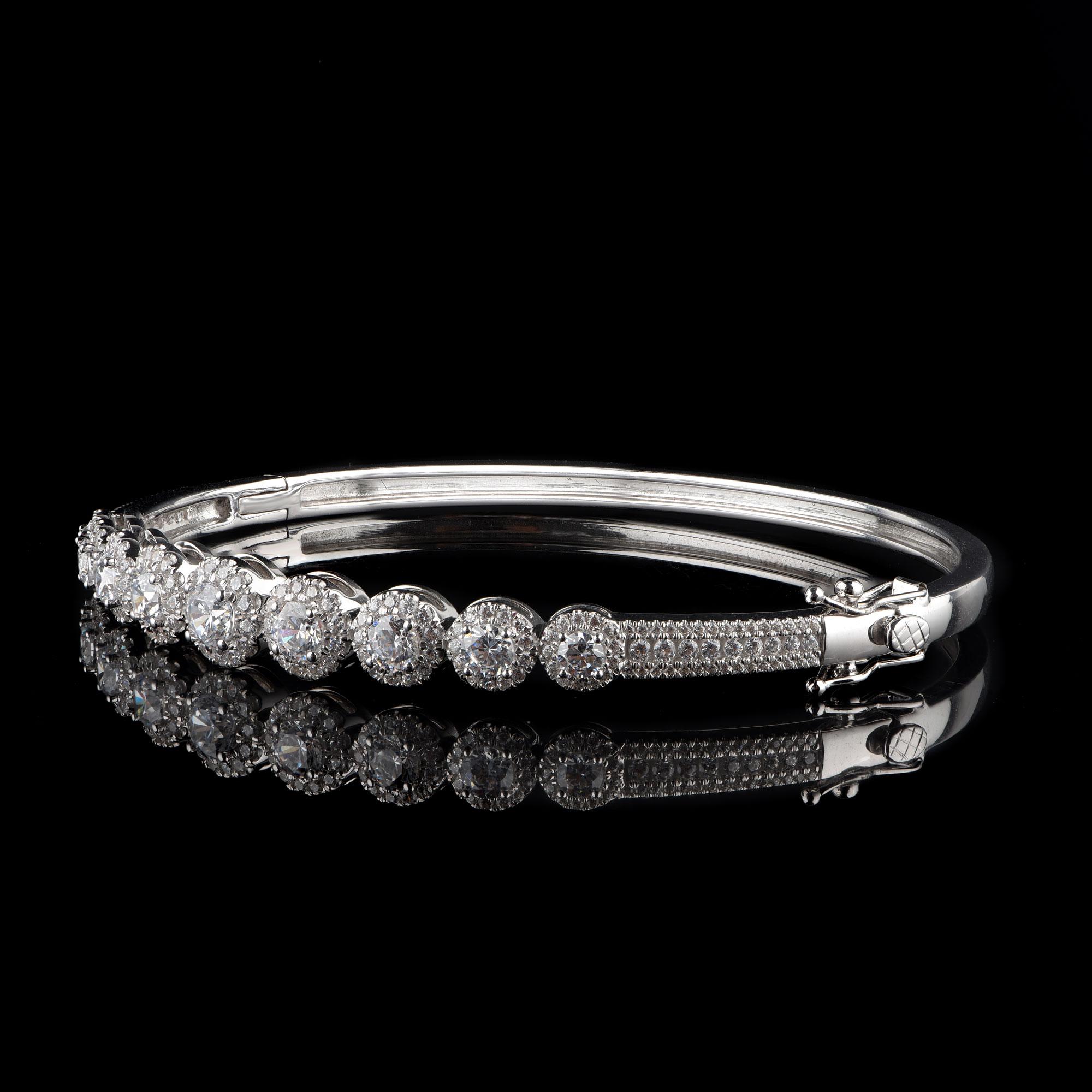 TJD 3,0 Karat Graduierter Diamant 18 Karat Weißgold Halo Designer-Armreif (Rundschliff) im Angebot